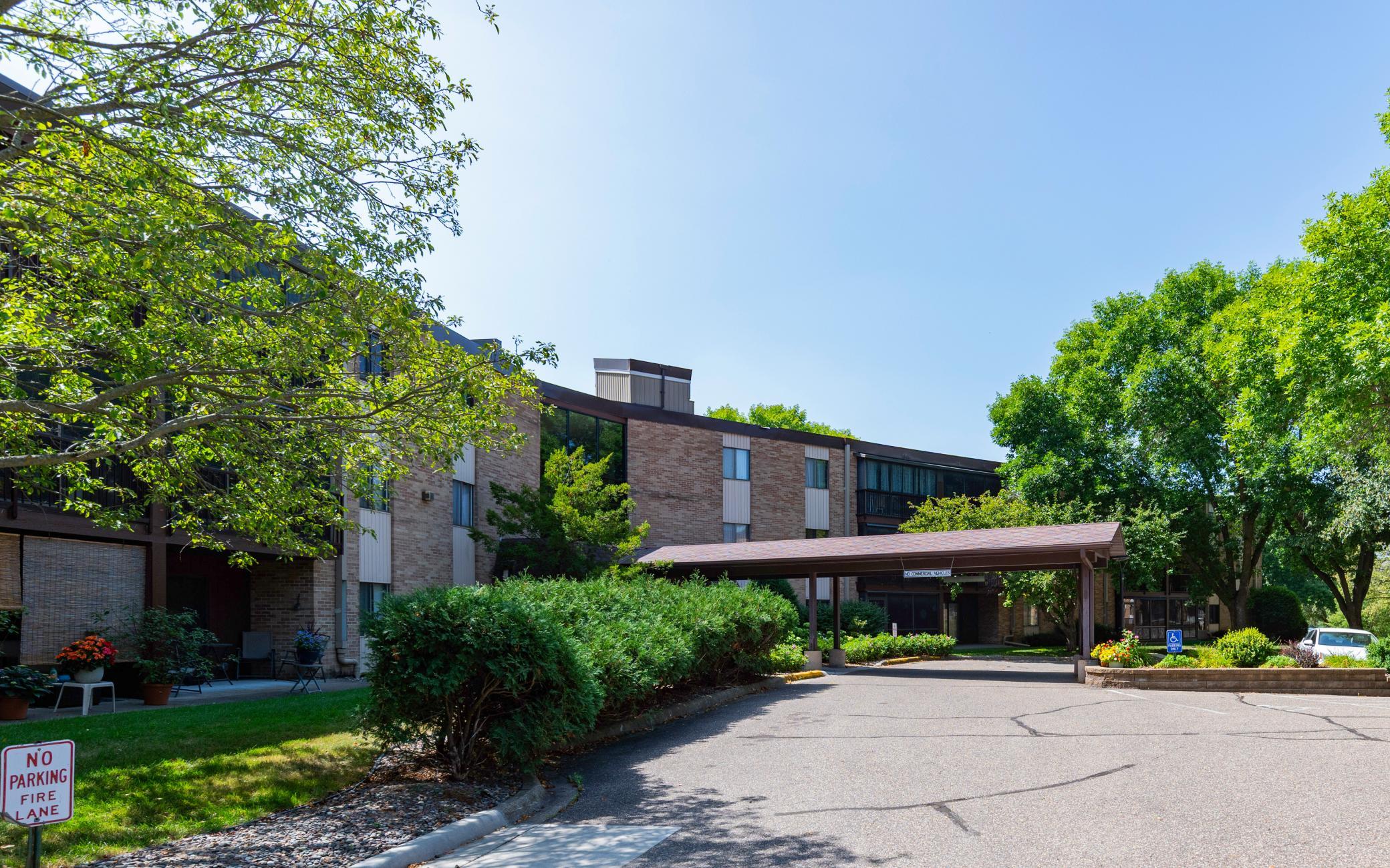 2670 Oxford St N #204, Roseville, MN 55113