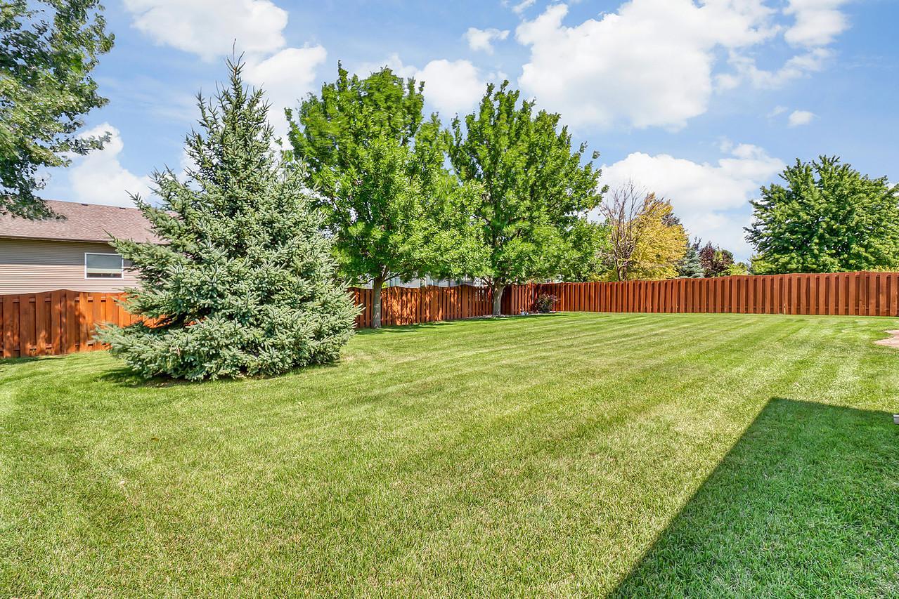 555 Queens Ct, Moorhead, MN 56560