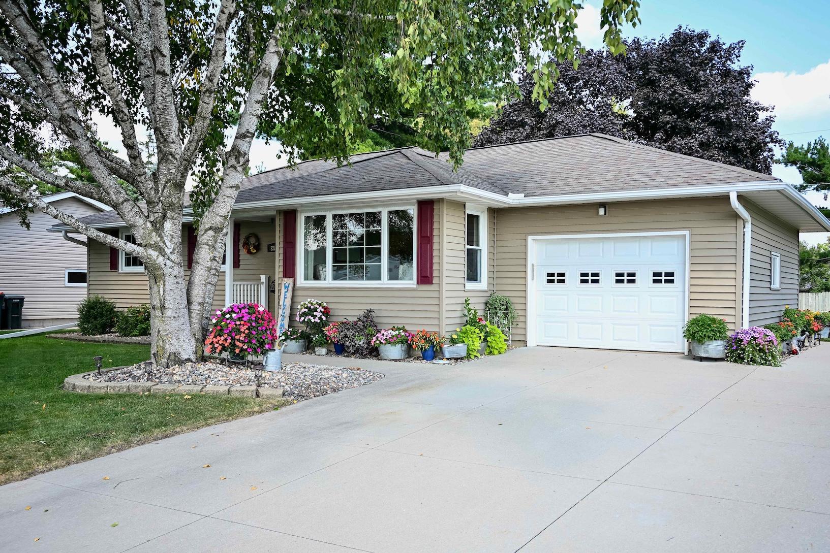 211 6th St SW, Eyota, MN 55934