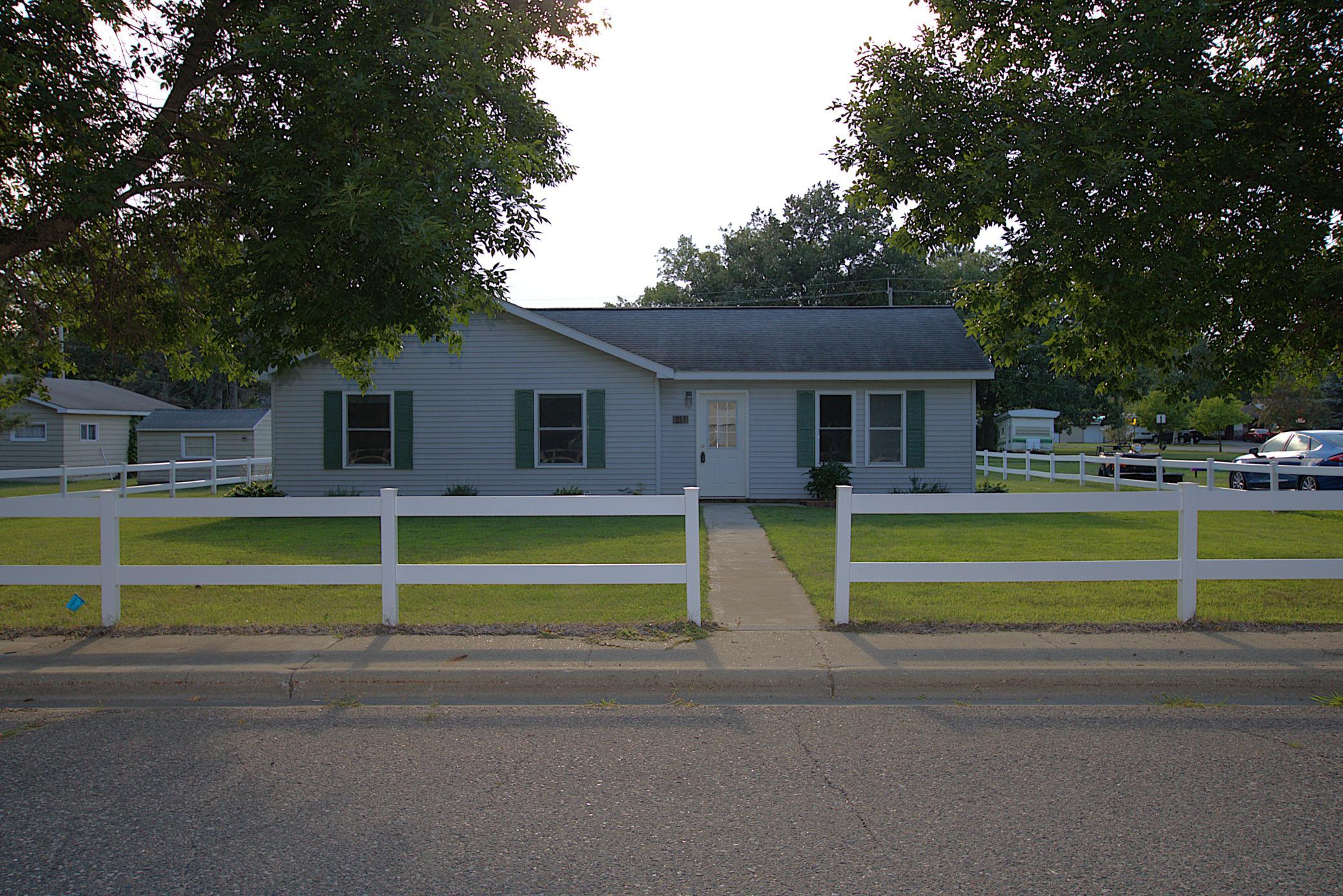 311 Roosevelt St SW, Staples, MN 56479