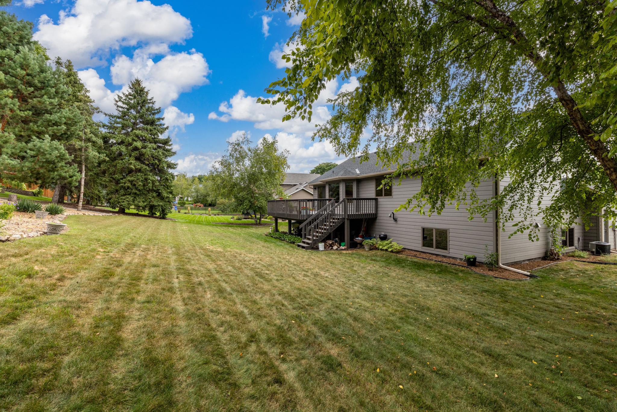 1123 Ridge Bluff Dr, Chaska, MN 55318