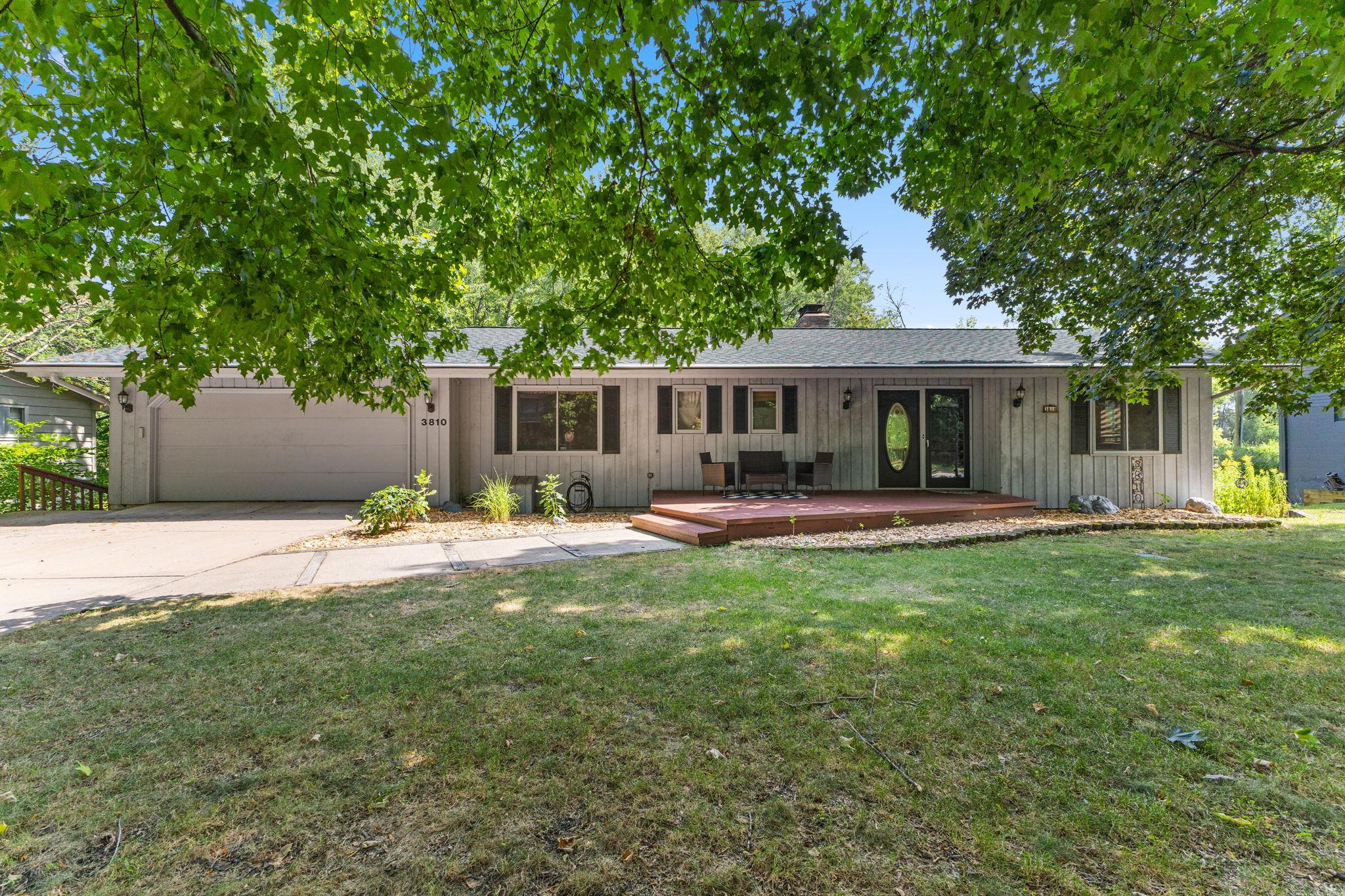 3810 Bassett Creek Dr, Golden Valley, MN 55422