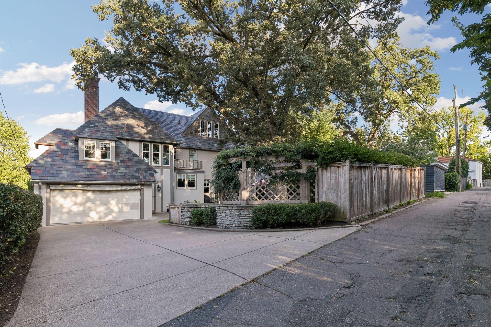 2116 W Lake Of The Isles Pw, Minneapolis, MN 55405