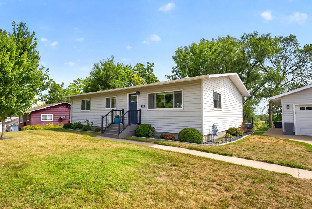 171 Hillwood Dr, Lake City, MN 55041