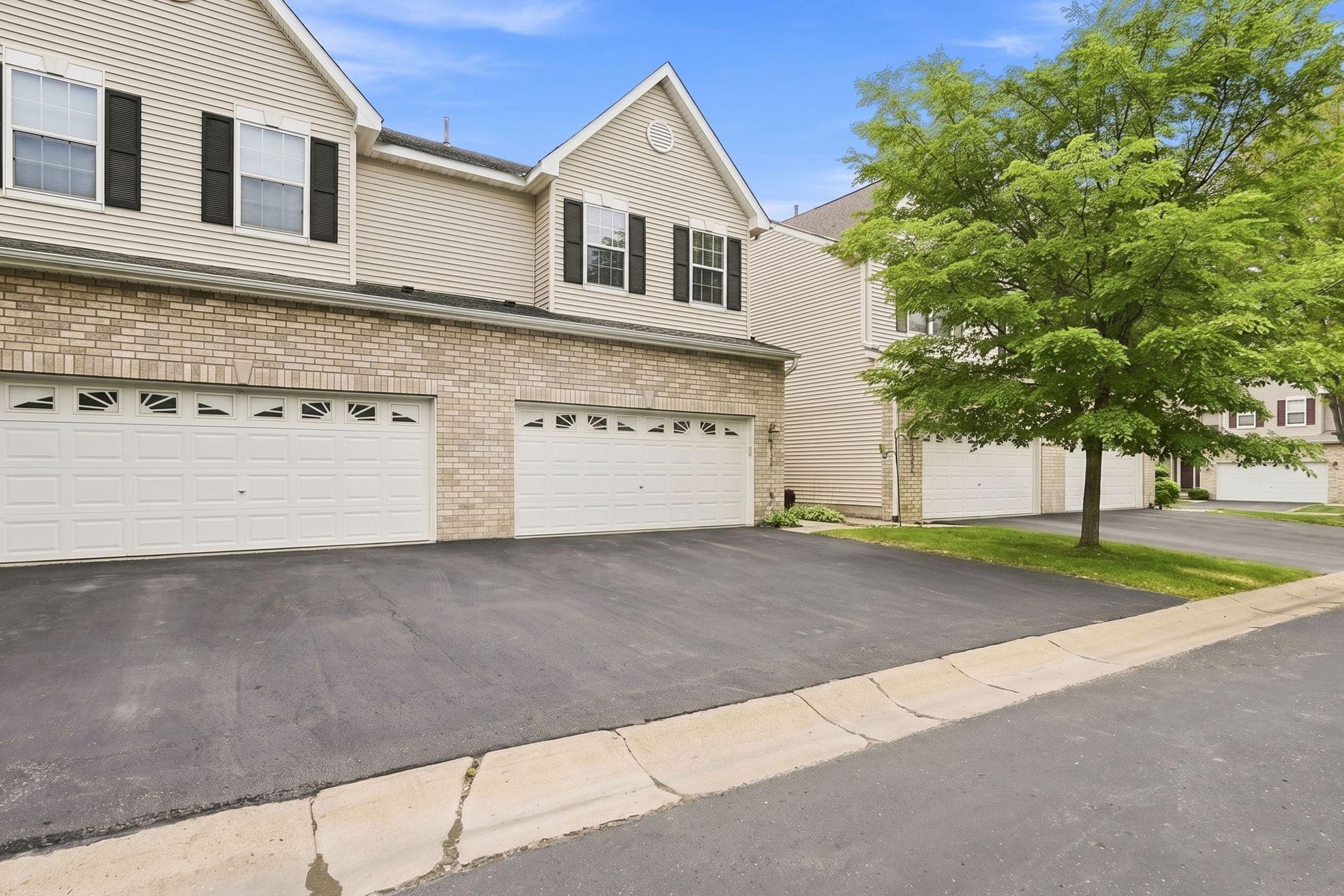 1353 White Oak Dr, Chaska, MN 55318