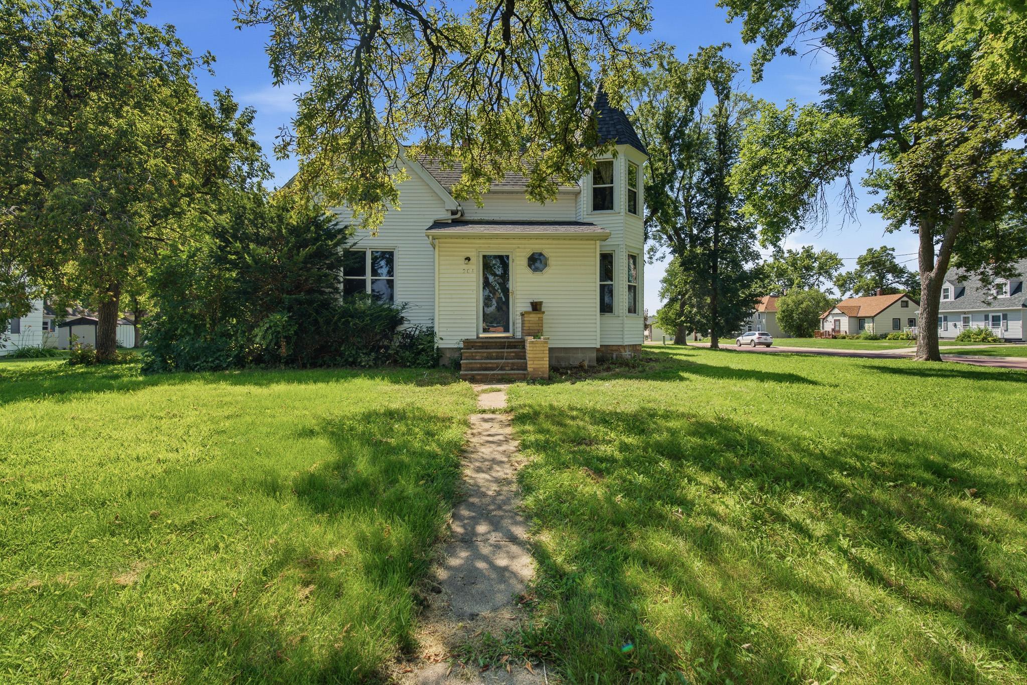 204 E 12th St, Blue Earth, MN 56013