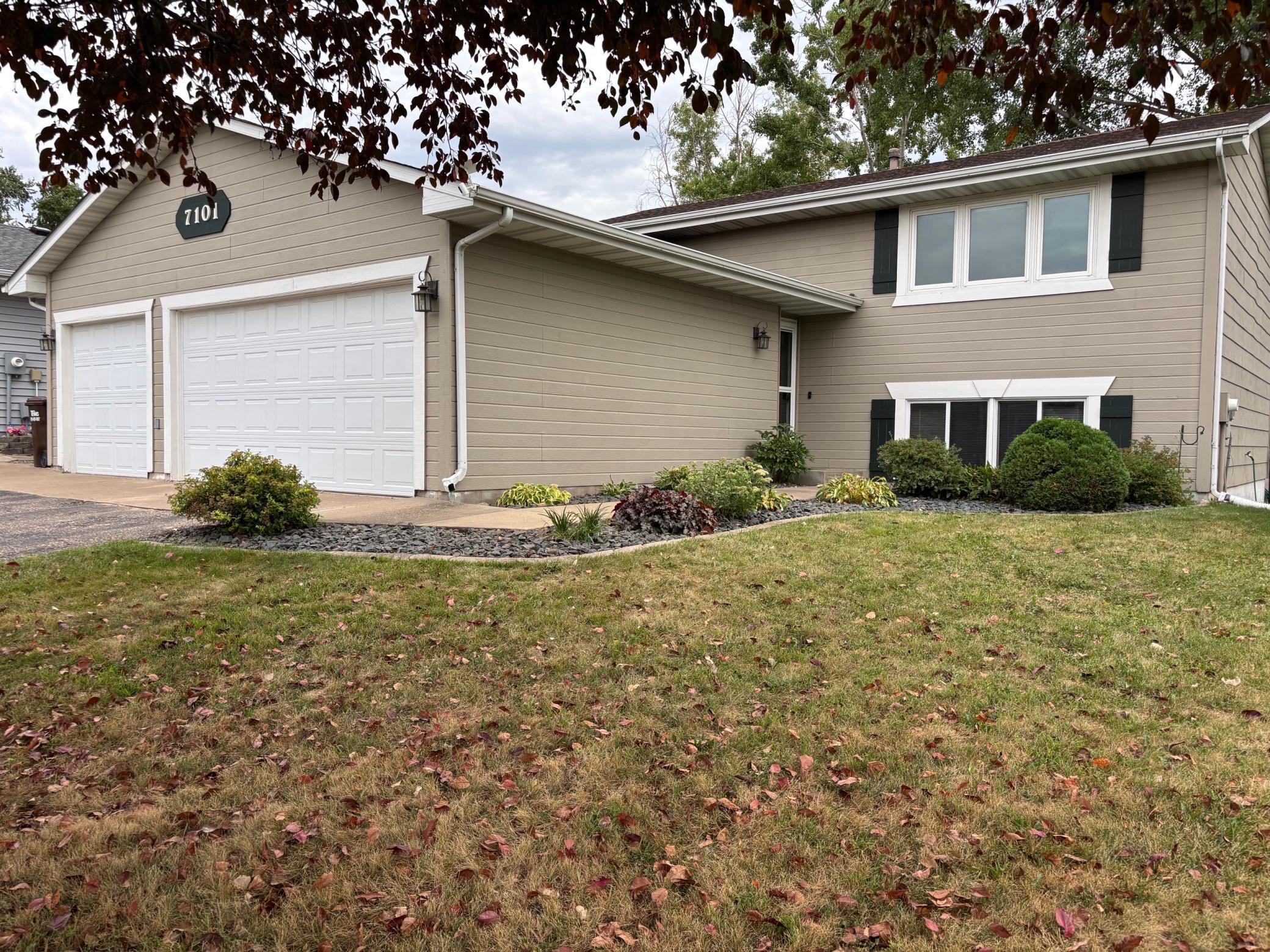 7101 Upper 17th St N, Oakdale, MN 55128