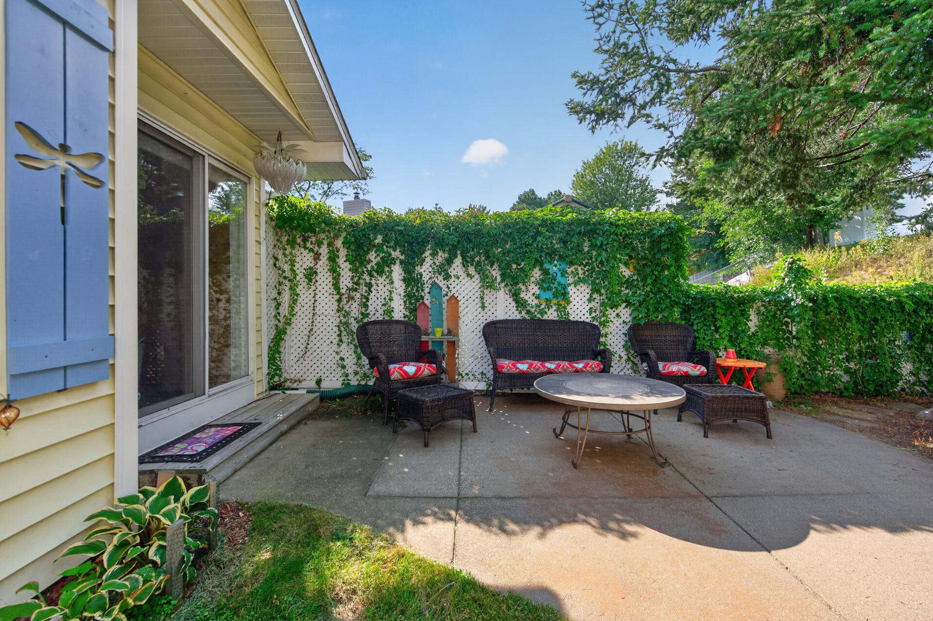 16614 Terrey Pine Dr, Eden Prairie, MN 55347