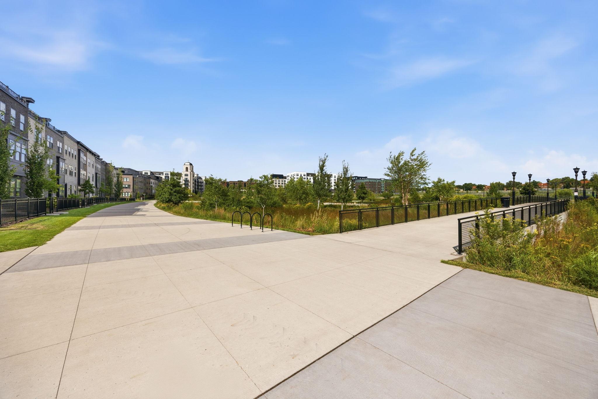 870 Mount Curve Blvd #G, Saint Paul, MN 55116