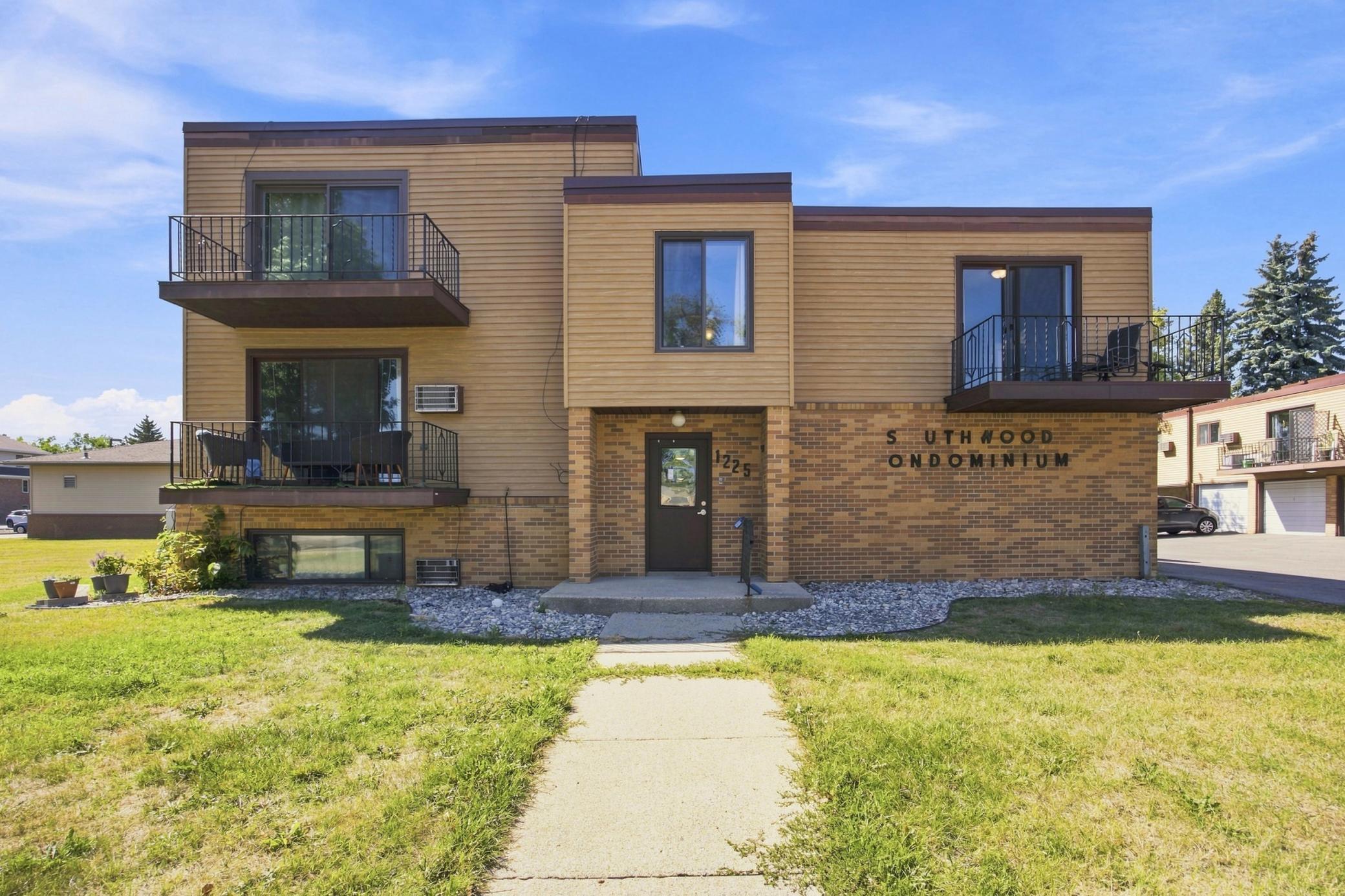 1225 7th St S #7, Moorhead, MN 56560