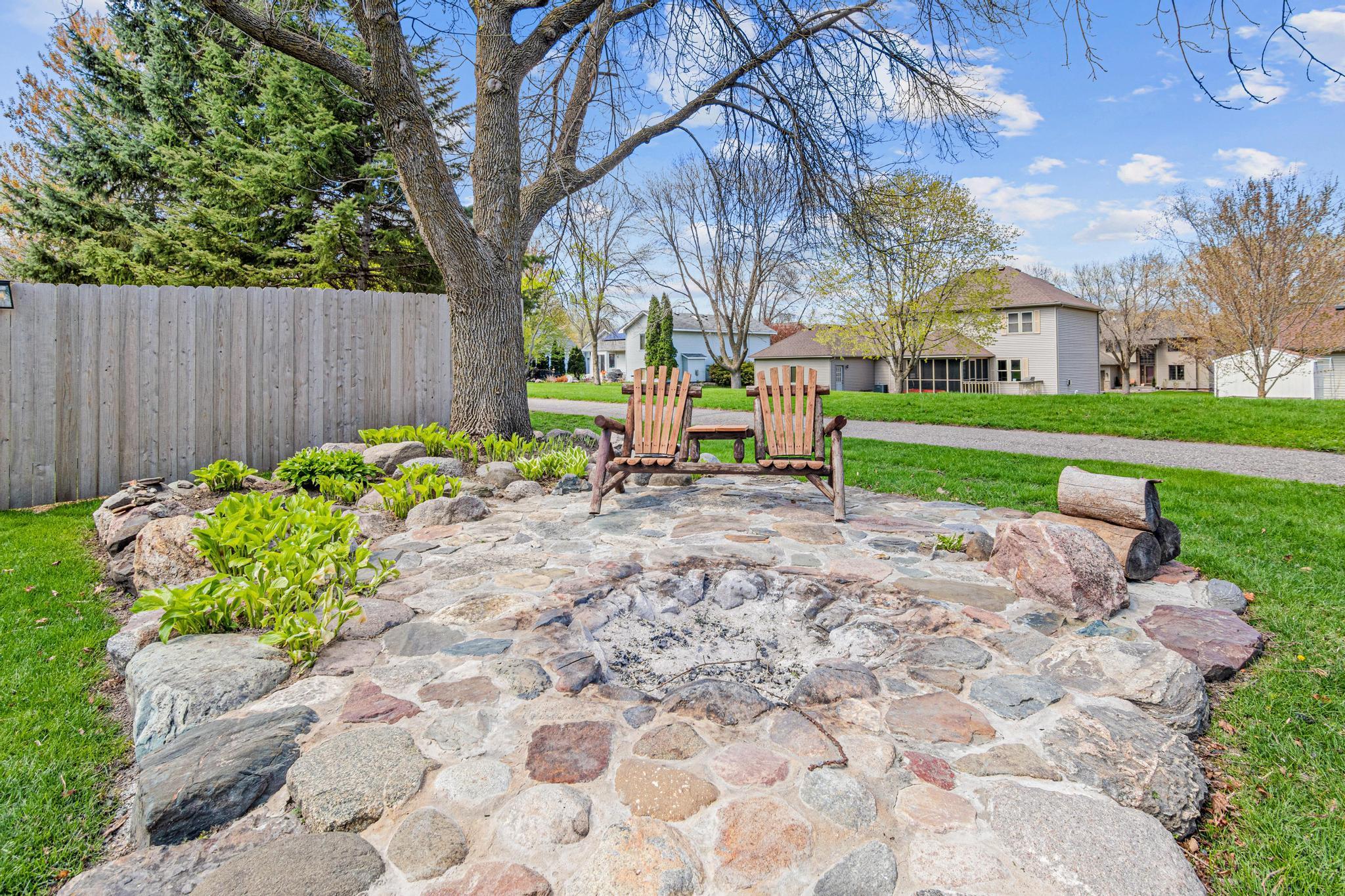 1400 Field Creek Cir, Victoria, MN 55386