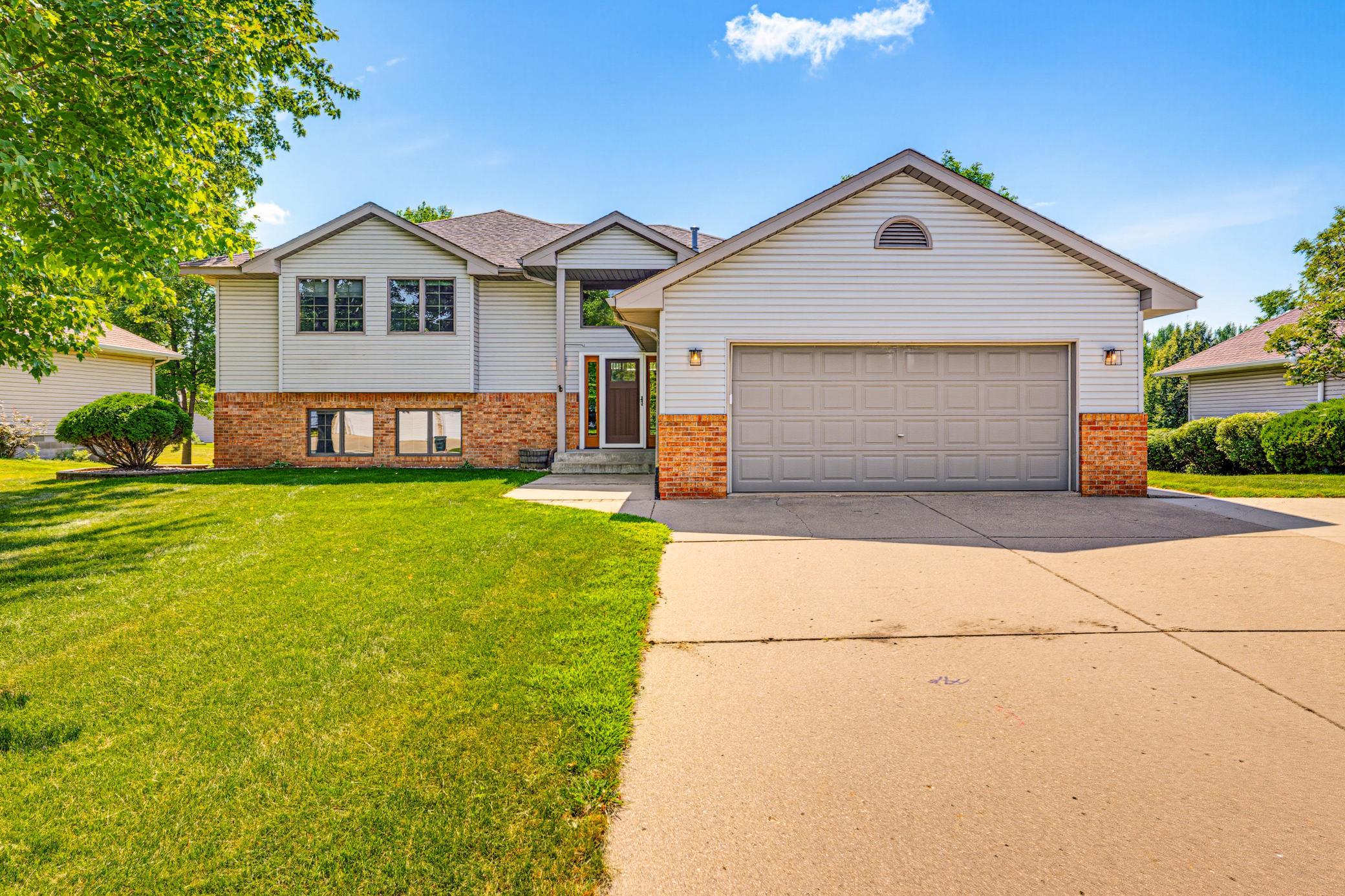 160 Orchard Ave SE, Hutchinson, MN 55350