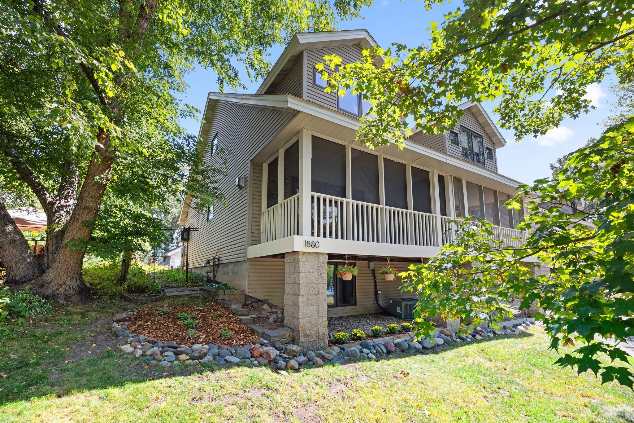 1880 Shady Beach Ave, Roseville, MN 55113
