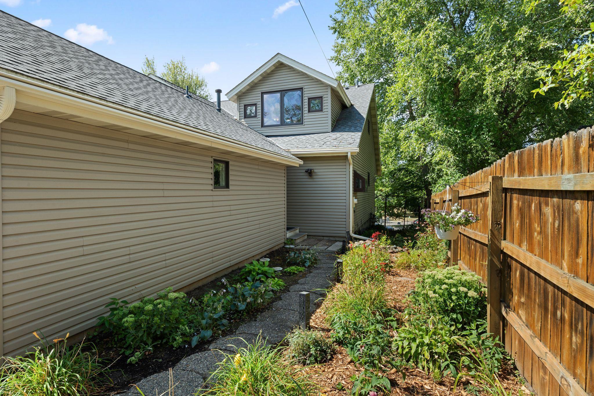 1880 Shady Beach Ave, Roseville, MN 55113