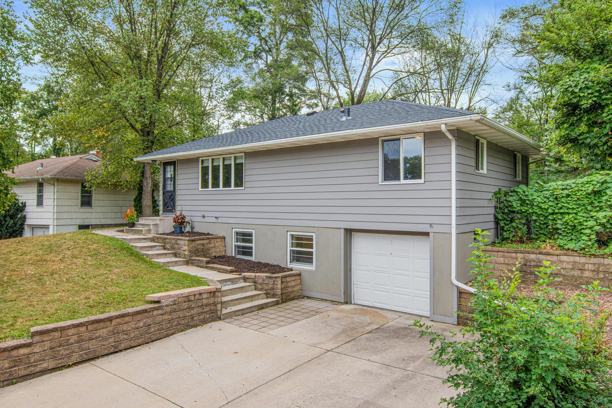 678 Eldridge Ave W, Roseville, MN 55113