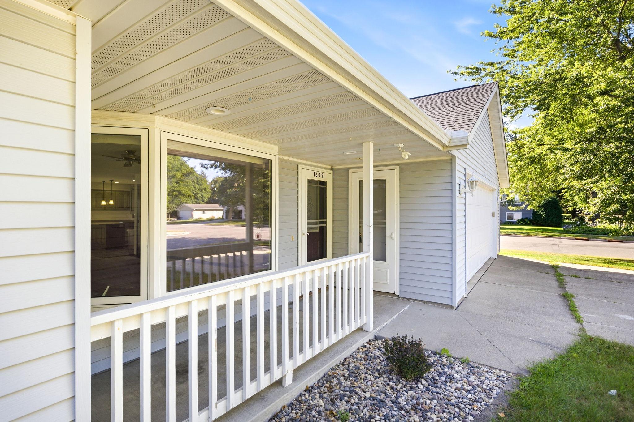 1602 Mcleod Ave N, Glencoe, MN 55336