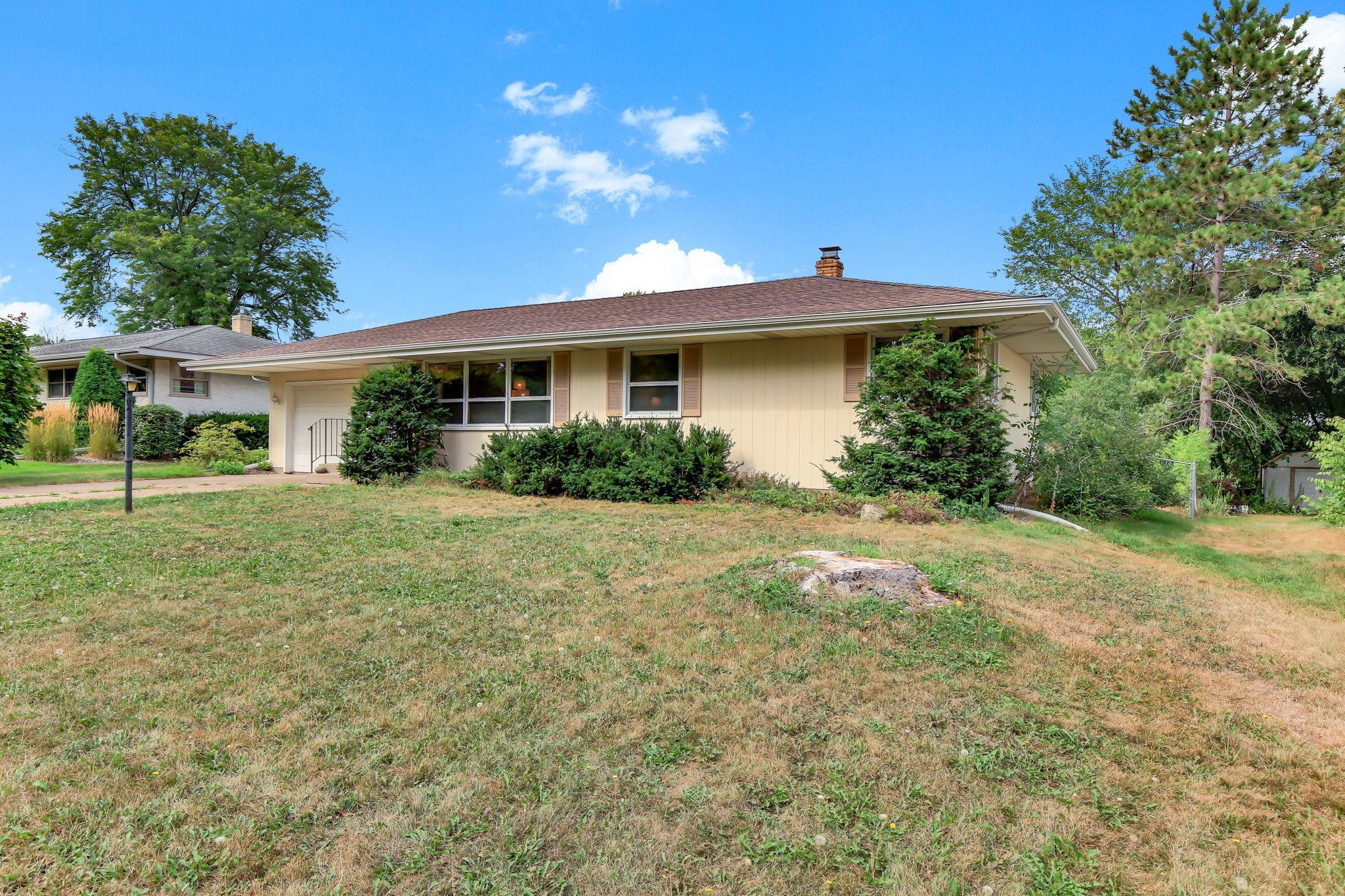 2801 Galtier St, Roseville, MN 55113