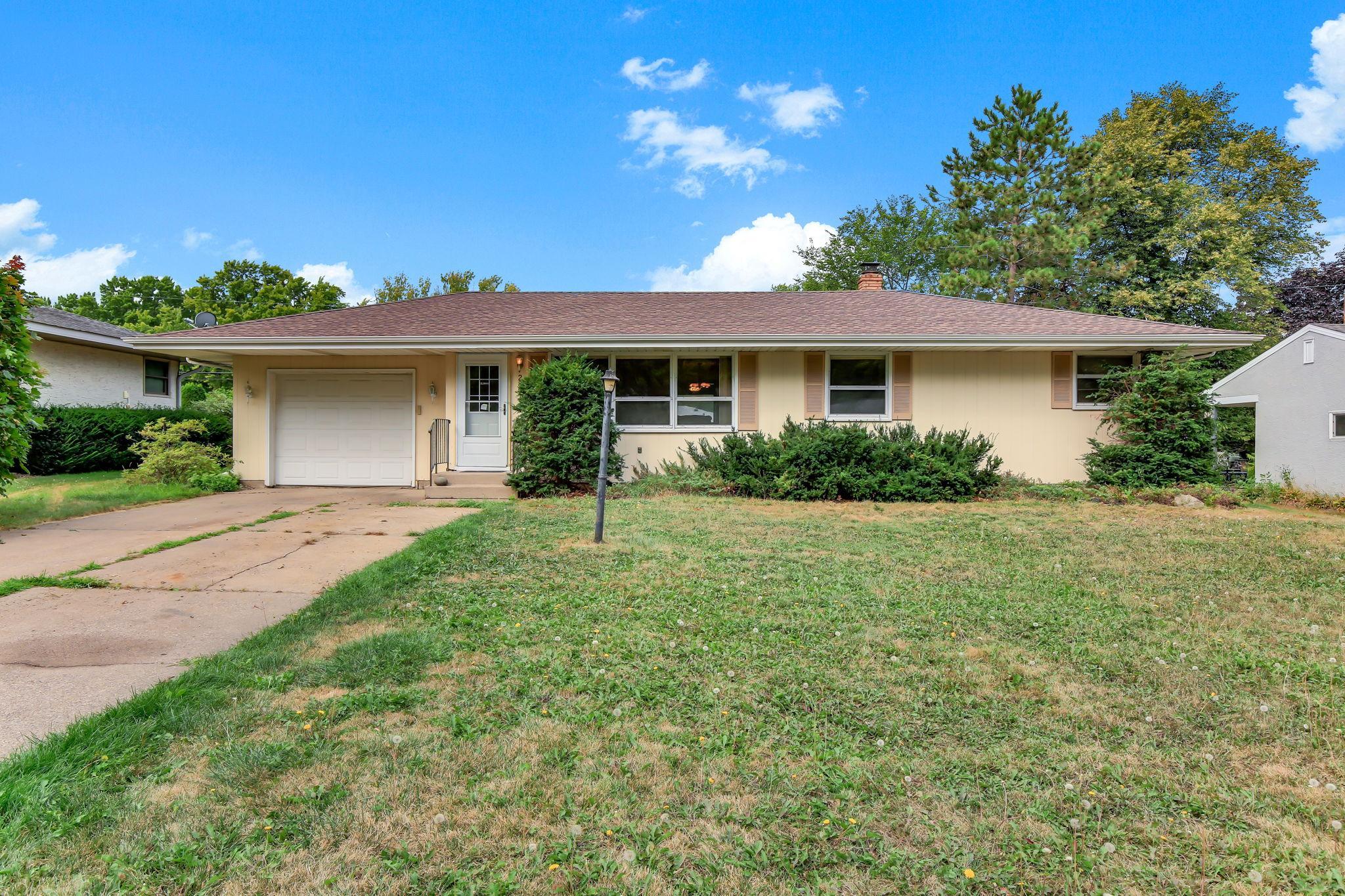 2801 Galtier St, Roseville, MN 55113