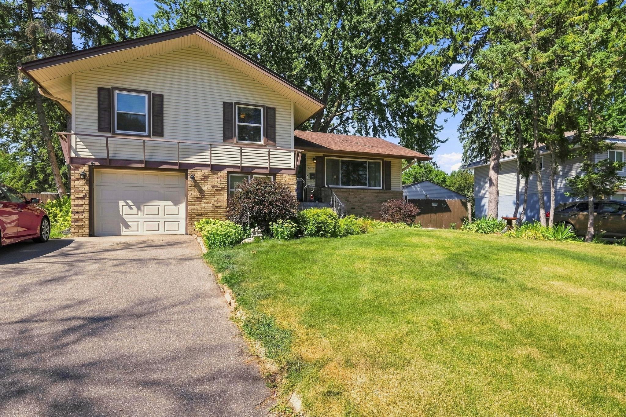 6933 Brunswick Ave N, Brooklyn Park, MN 55429