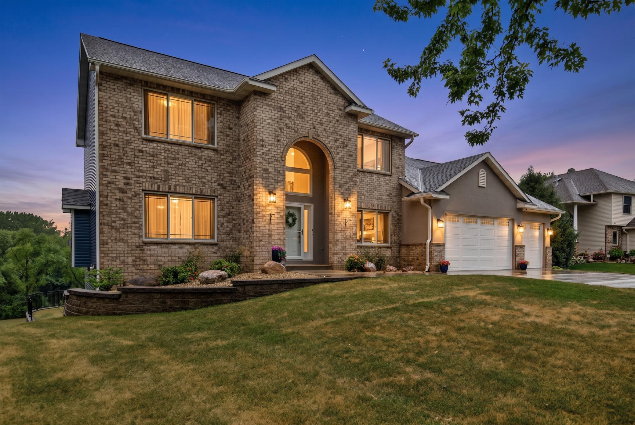 8939 Heatherton Ridge Dr, Savage, MN 55378