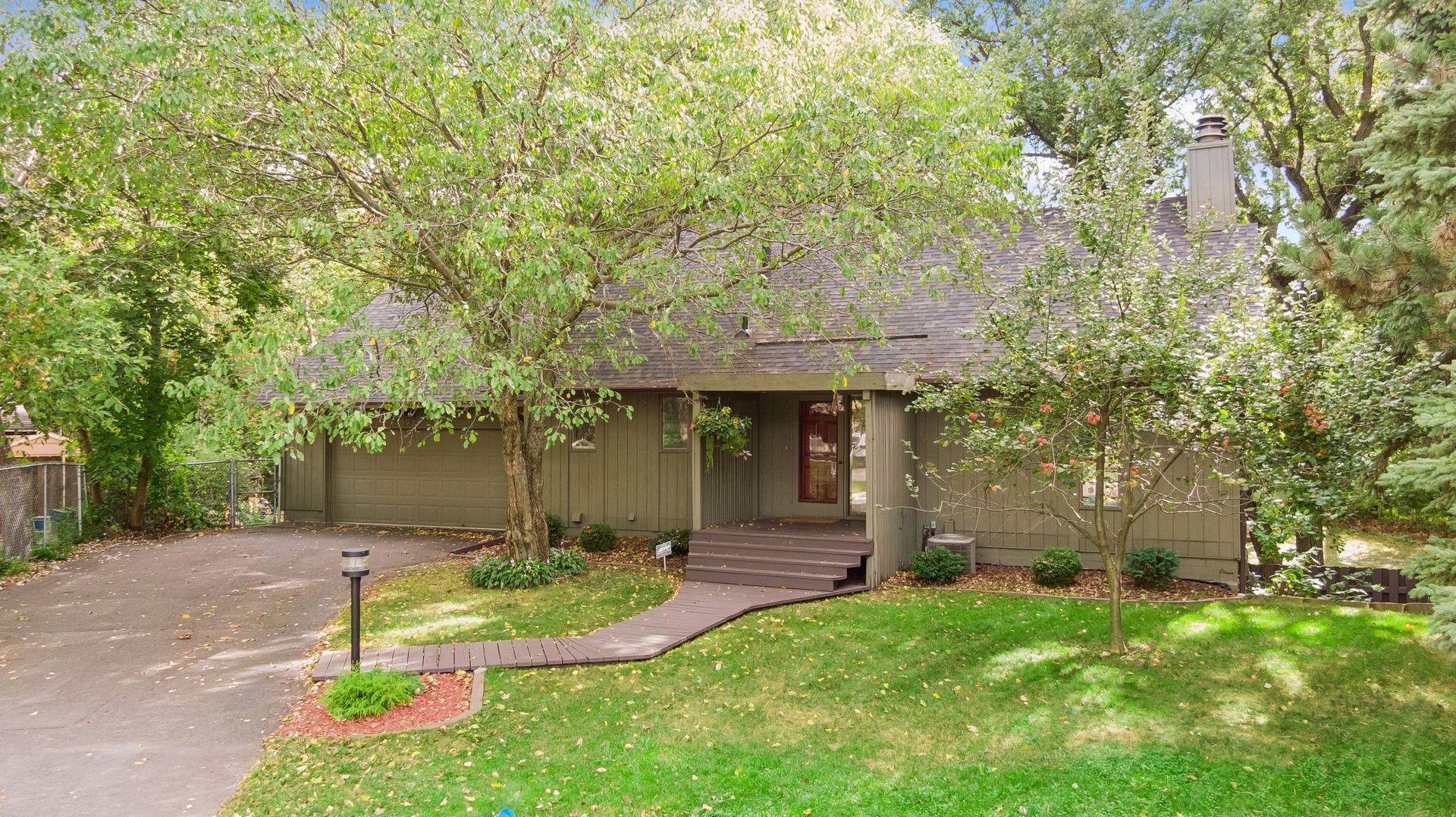 3921 Woodview Ct, Vadnais Heights, MN 55127