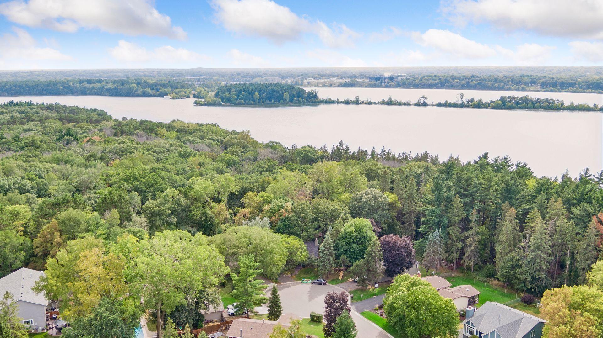3921 Woodview Ct, Vadnais Heights, MN 55127