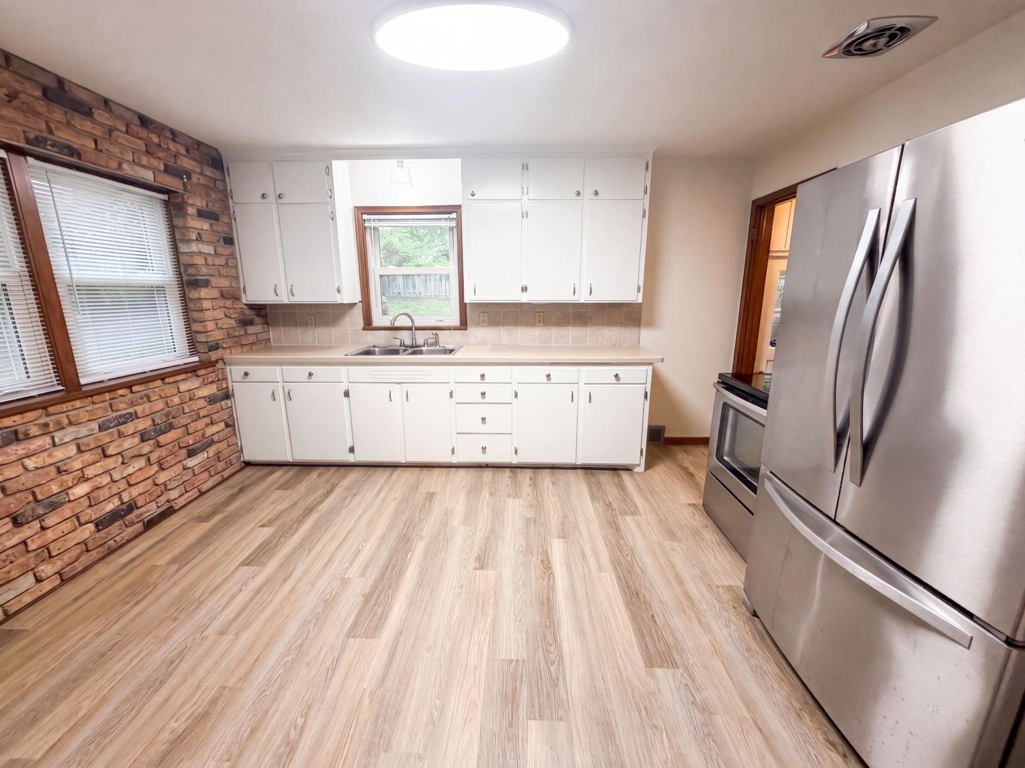 2804 Churchill St, Roseville, MN 55113