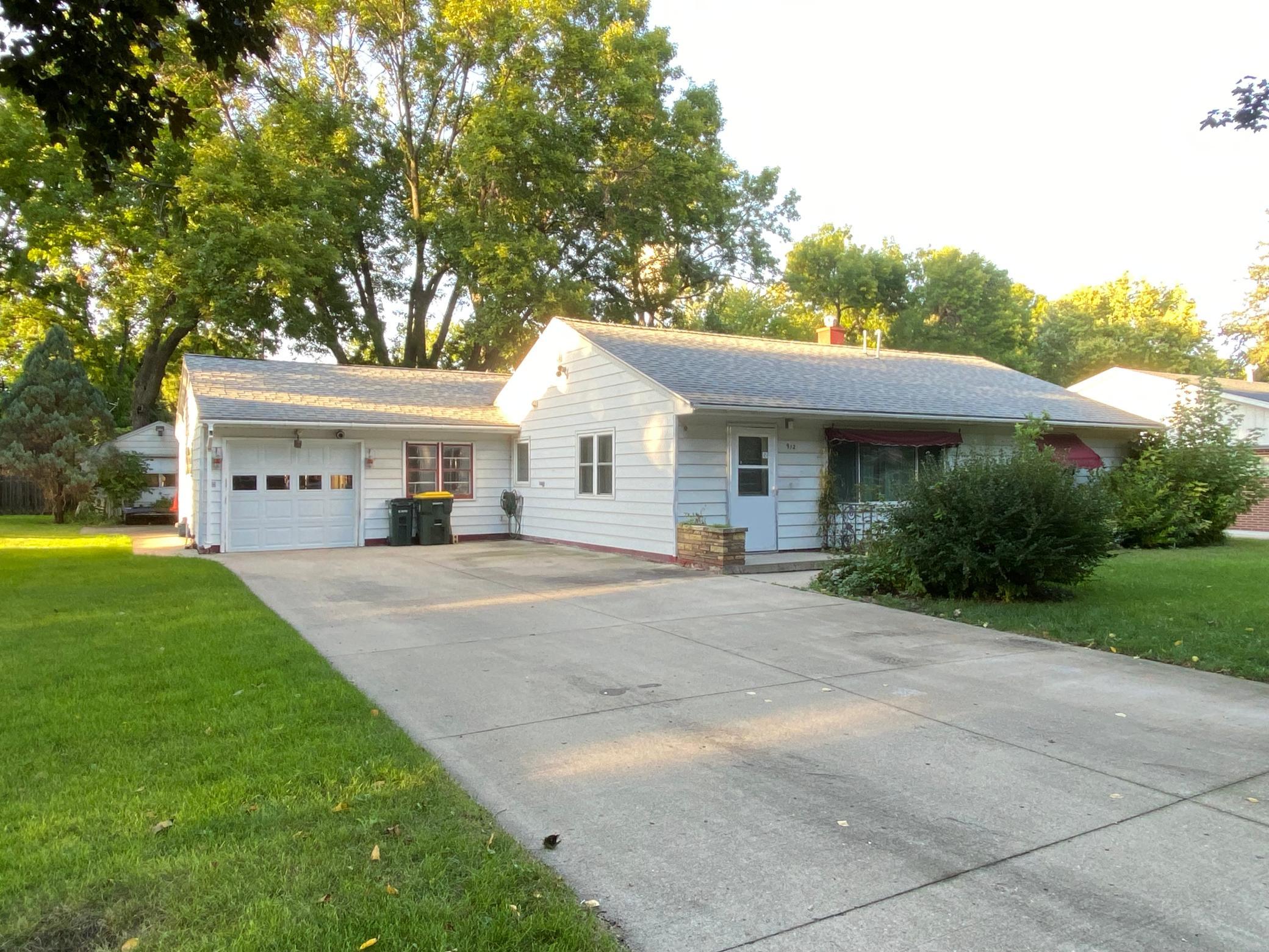 912 13th Ave SW, Willmar, MN 56201