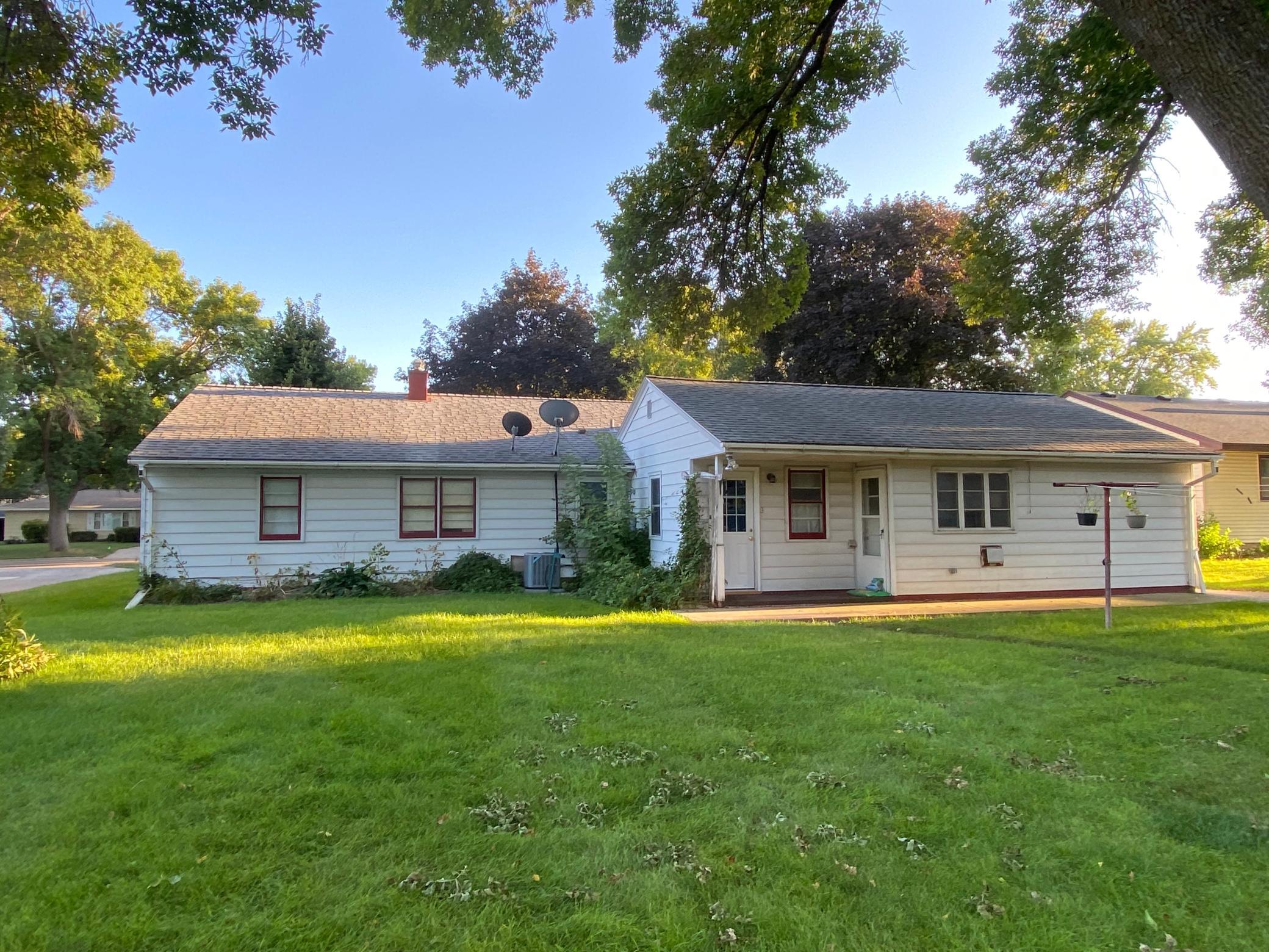 912 13th Ave SW, Willmar, MN 56201