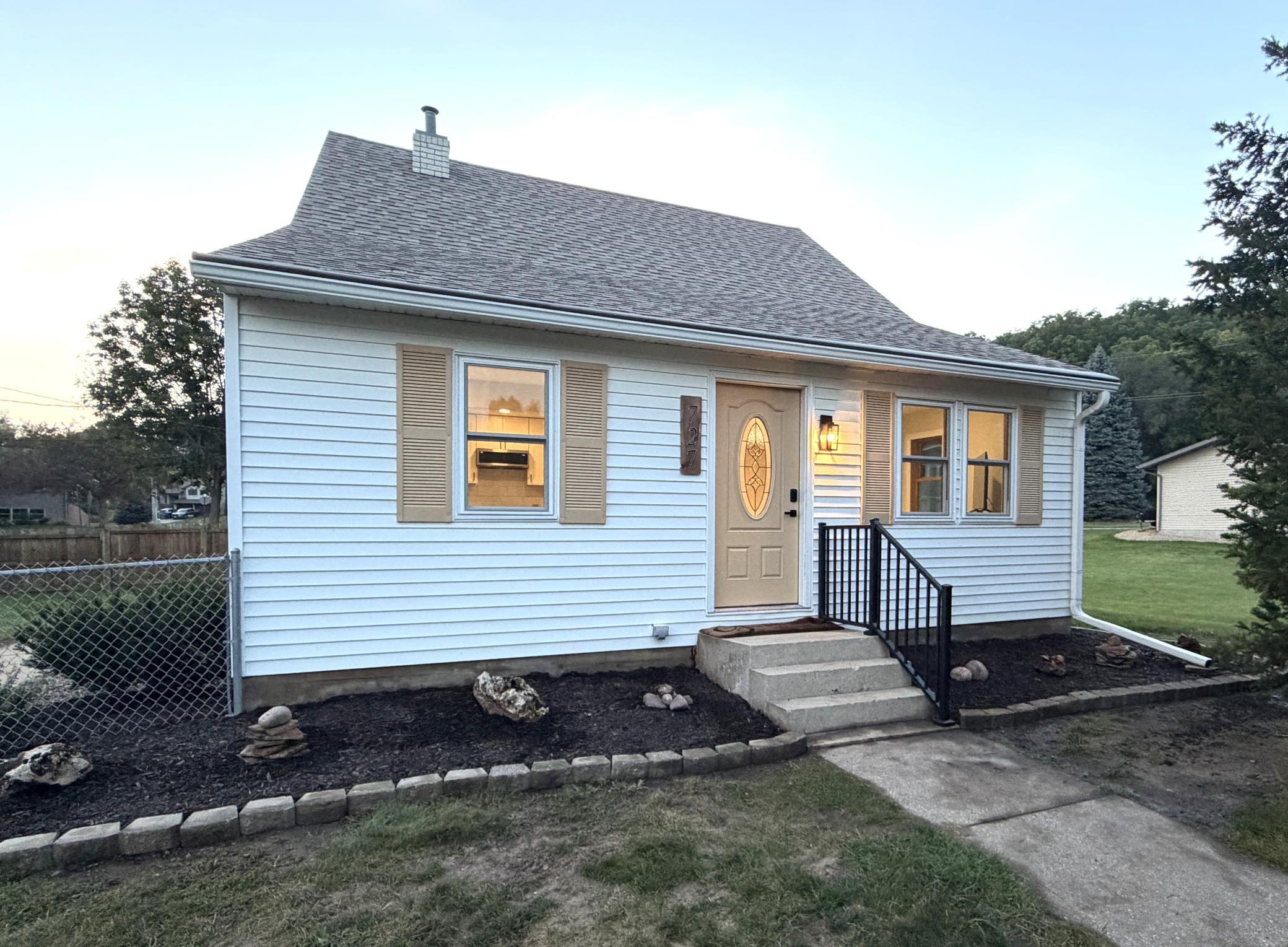 727 S 7th St, La Crescent, MN 55947