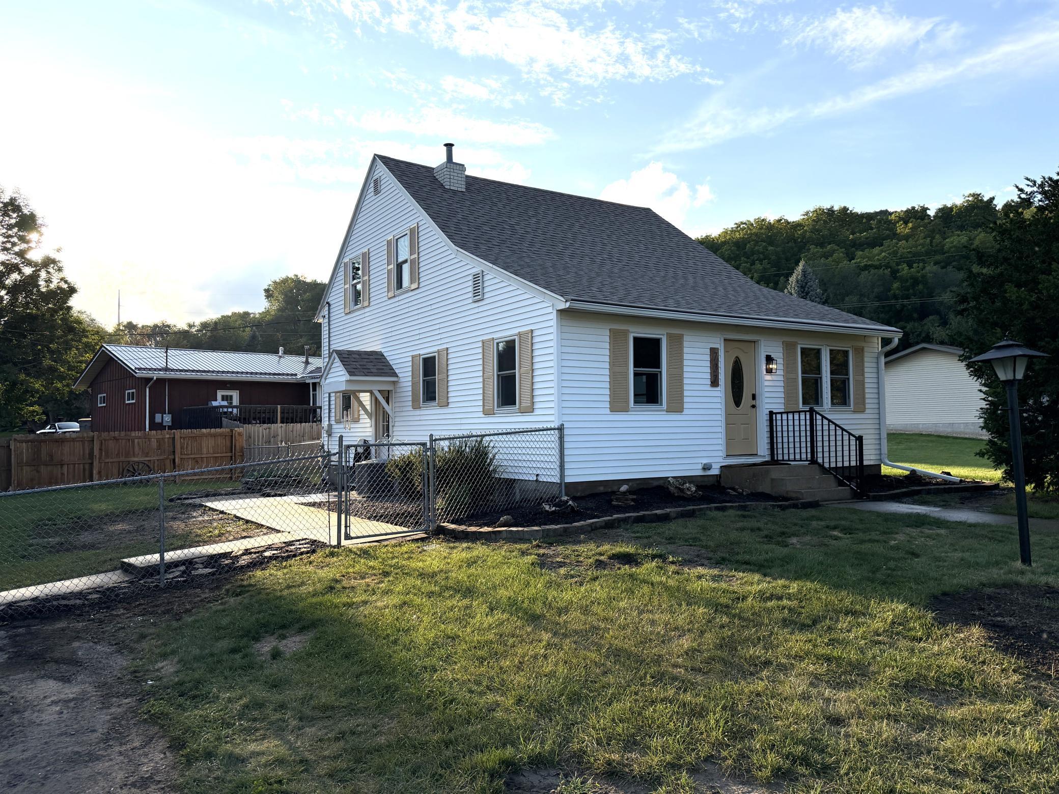 727 S 7th St, La Crescent, MN 55947