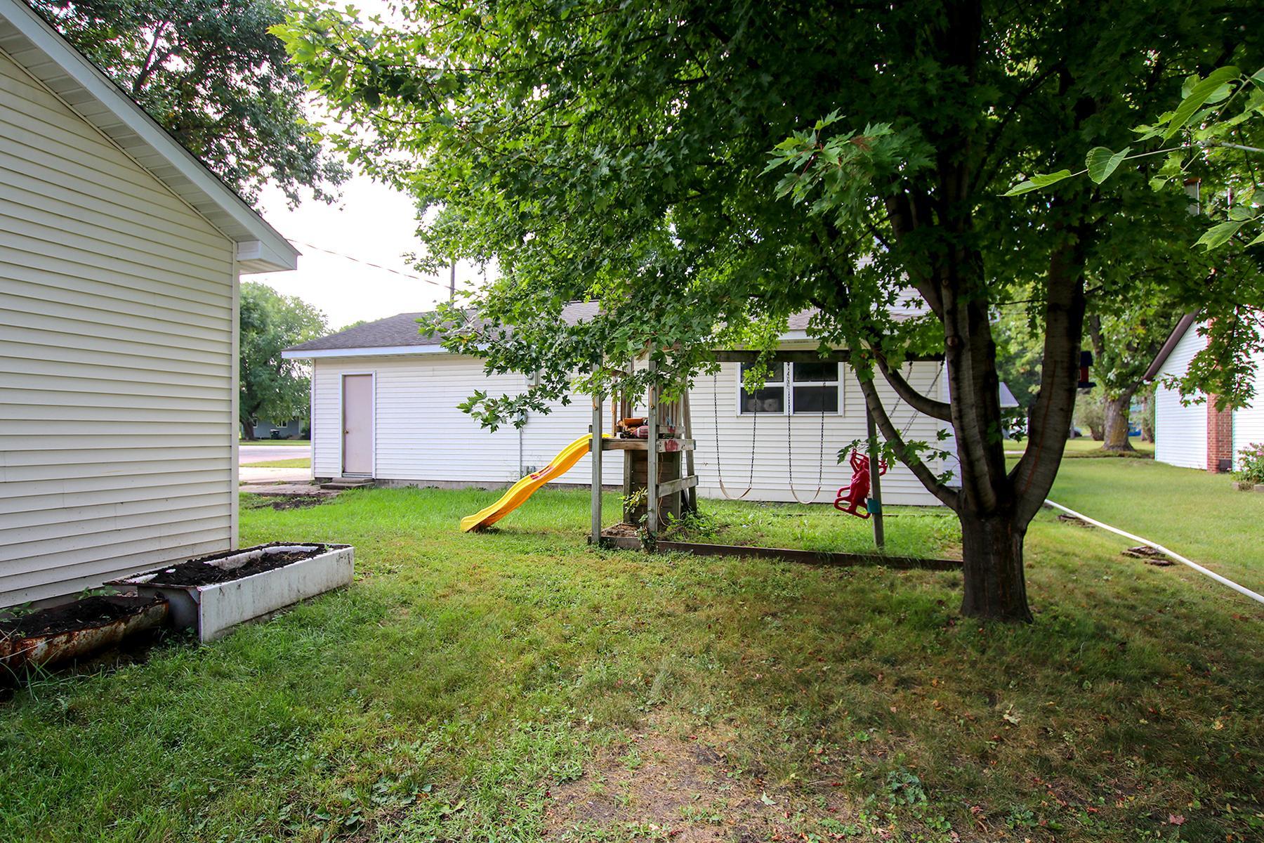 240 Merrian St, Glencoe, MN 55336