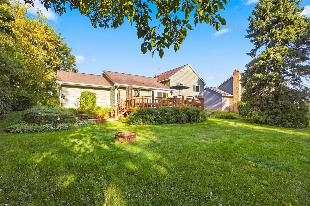 558 Hyde Ave N, Mahtomedi, MN 55115