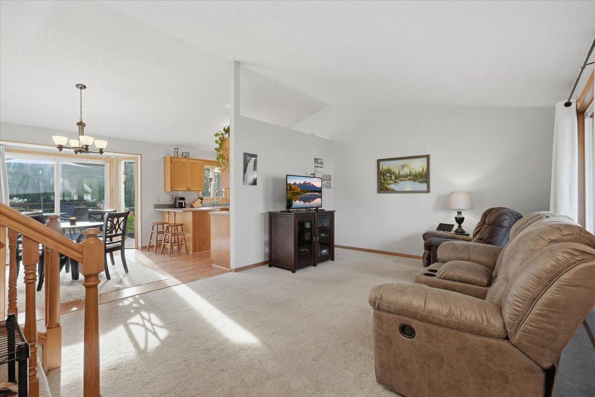 558 Hyde Ave N, Mahtomedi, MN 55115