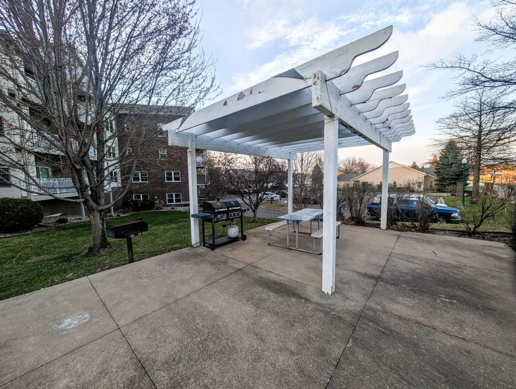 2231 Penn Pl #213, North Saint Paul, MN 55109