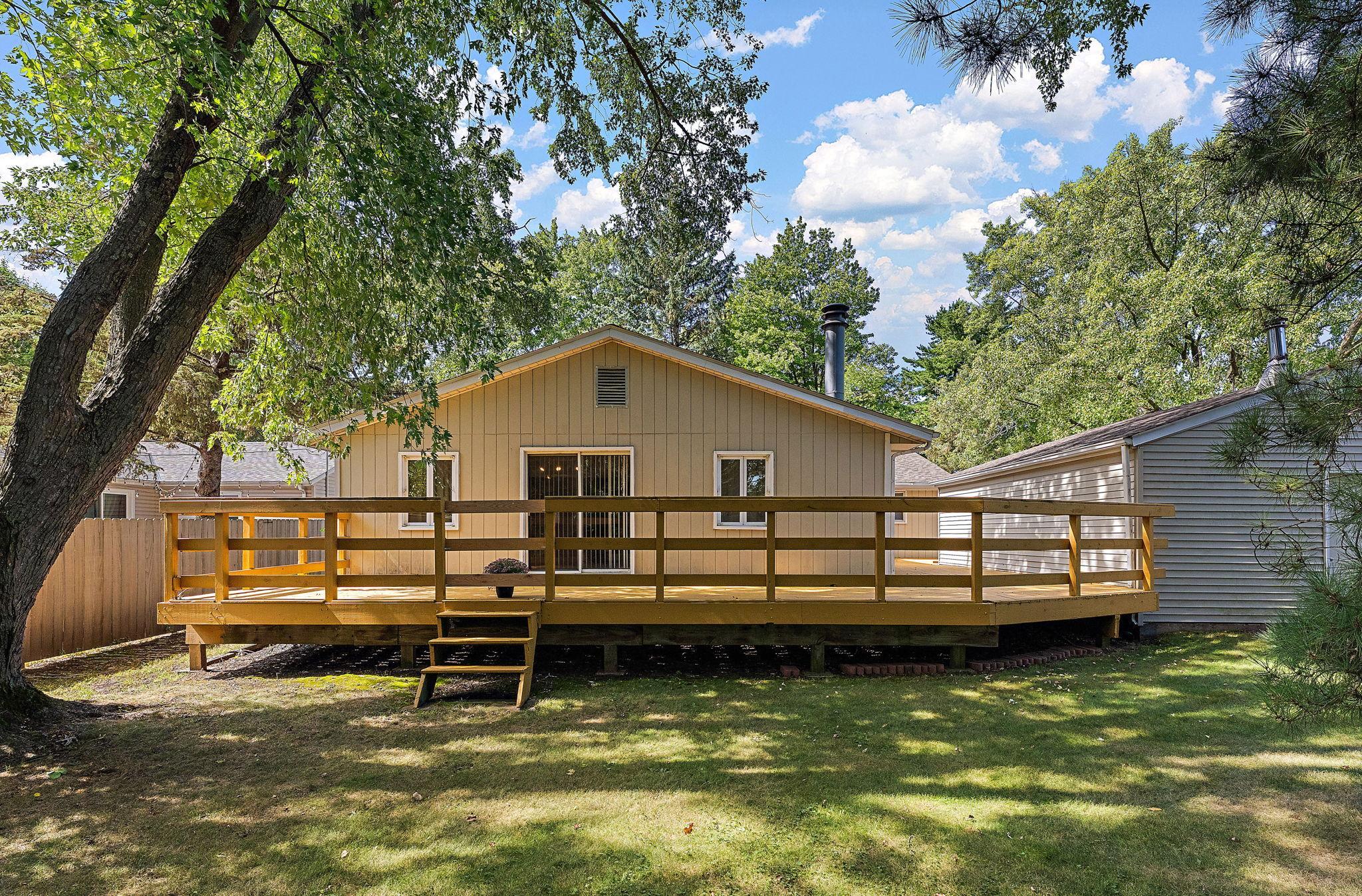 2986 Woodbridge St, Roseville, MN 55113