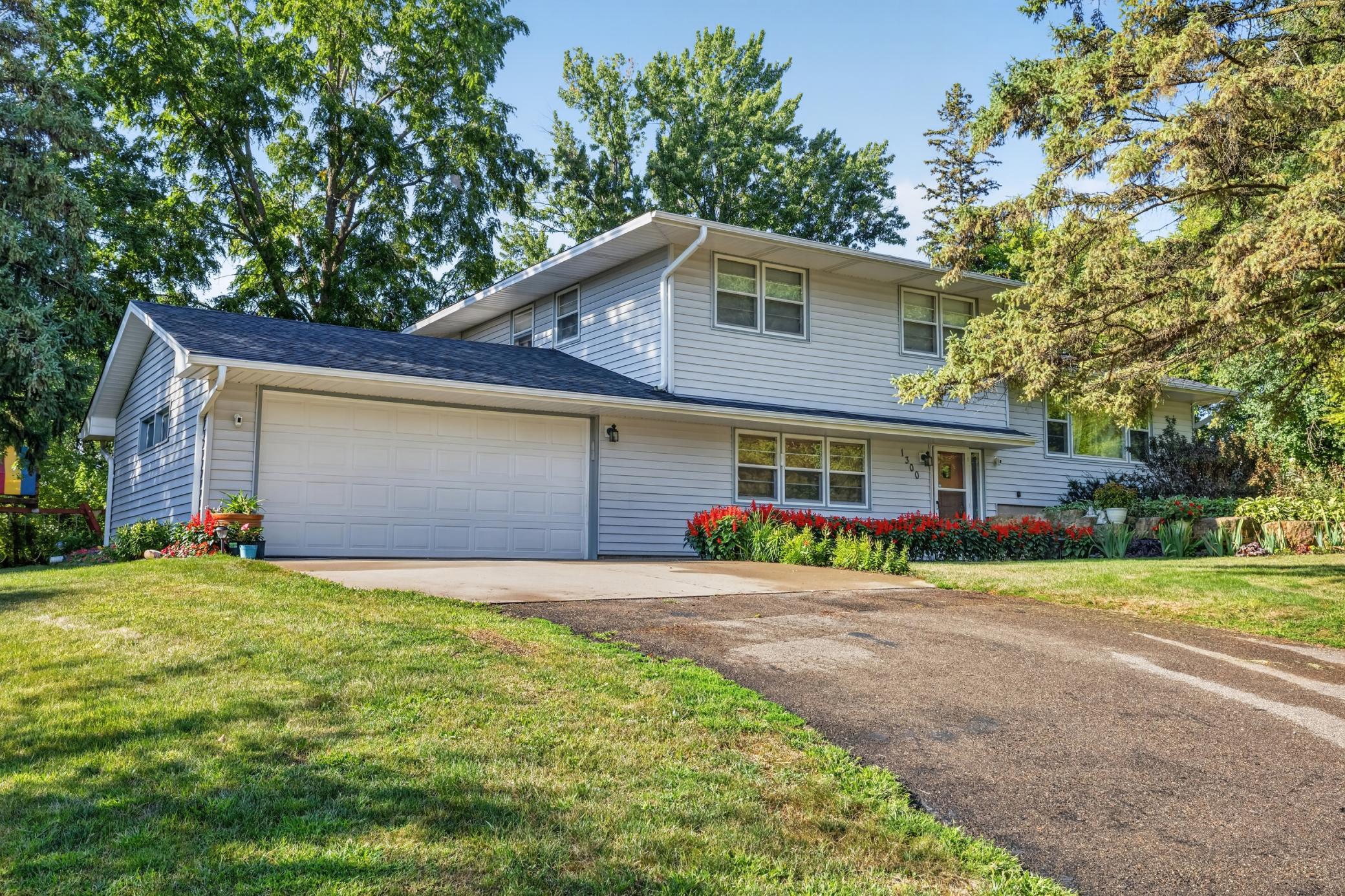 1300 Lakeview Ave, Mendota Heights, MN 55120