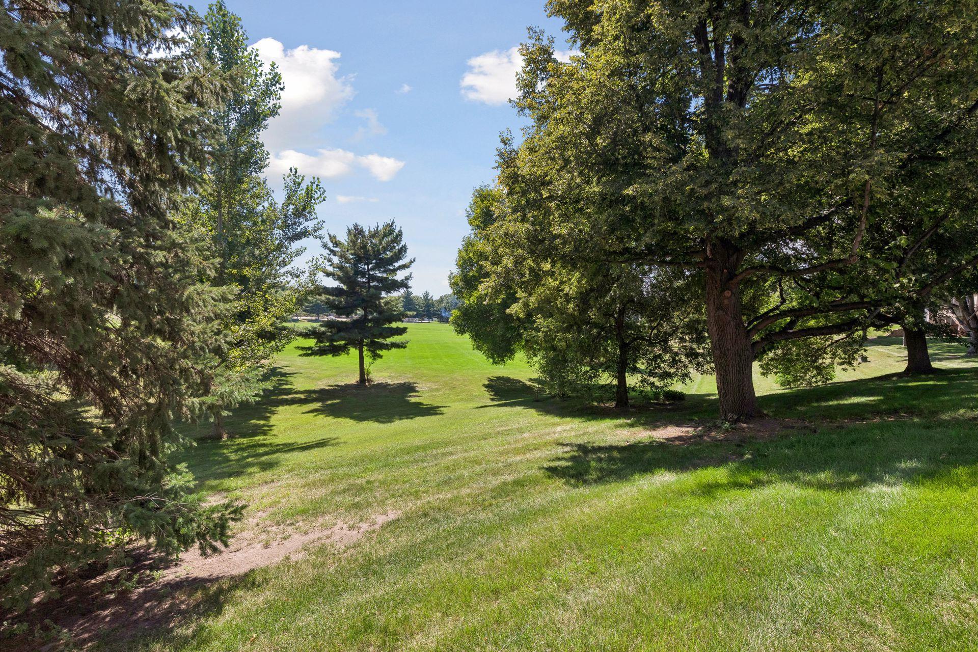 10237 Arrowwood Dr, Eden Prairie, MN 55347