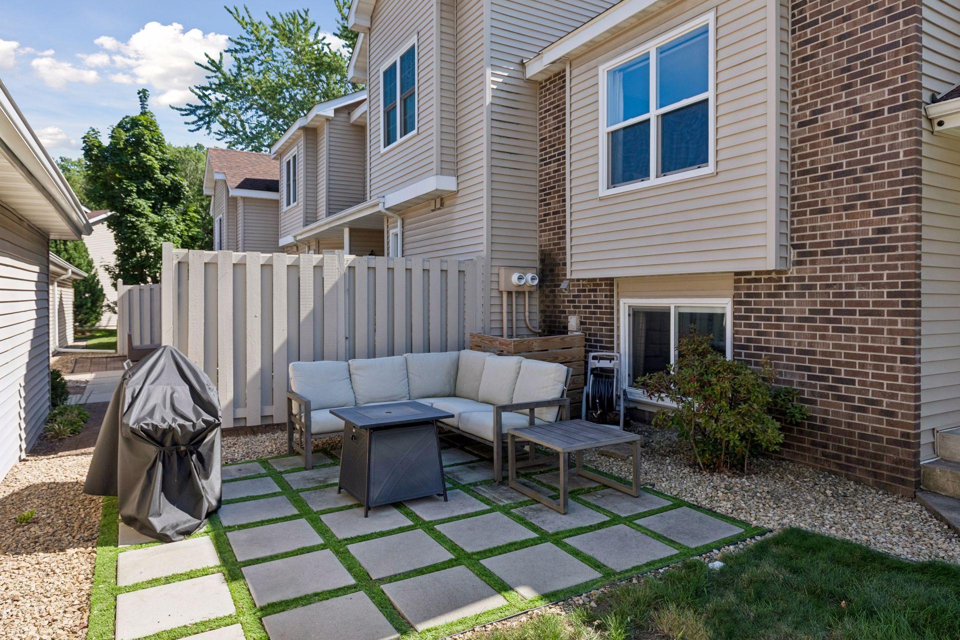 10237 Arrowwood Dr, Eden Prairie, MN 55347