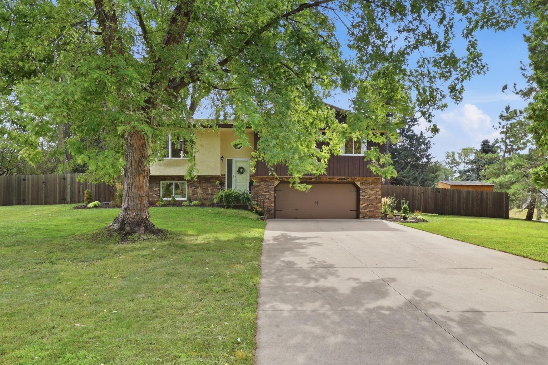 2262 Linwood Ave E, Maplewood, MN 55119