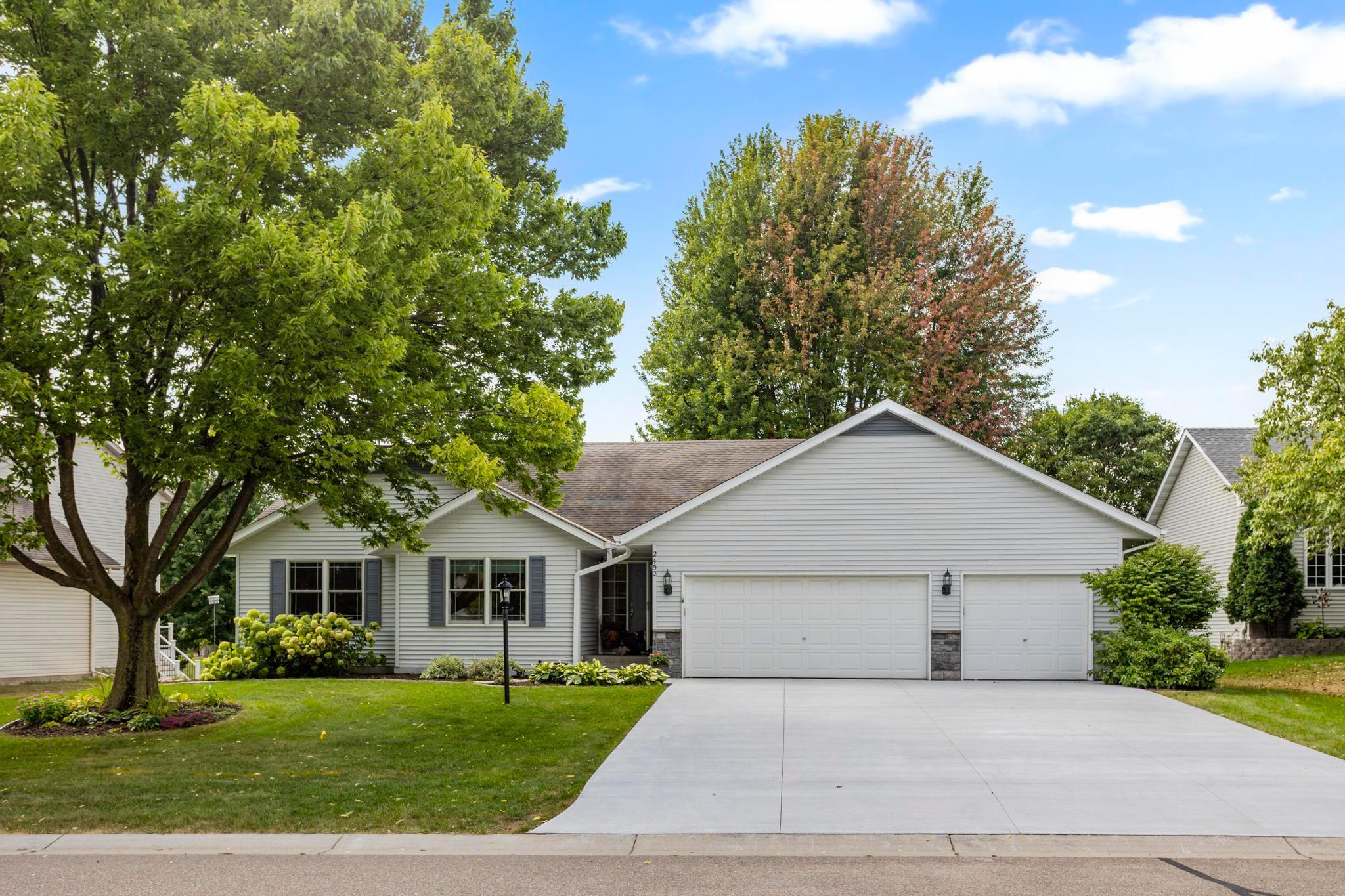 2452 Eagle Valley Dr, Woodbury, MN 55129