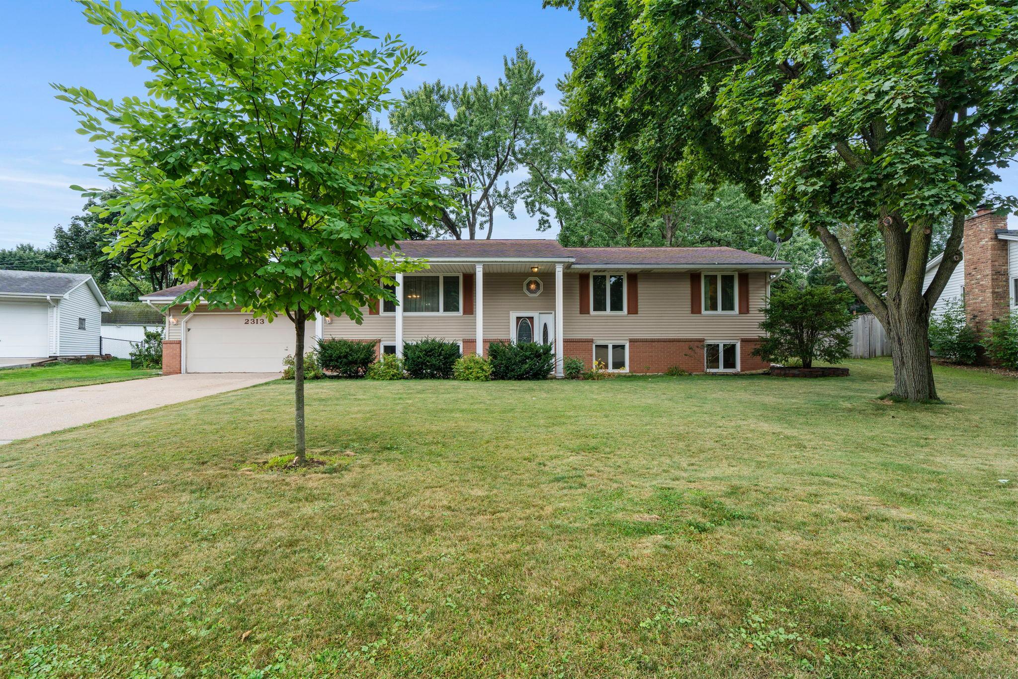 2313 114th St E, Burnsville, MN 55337