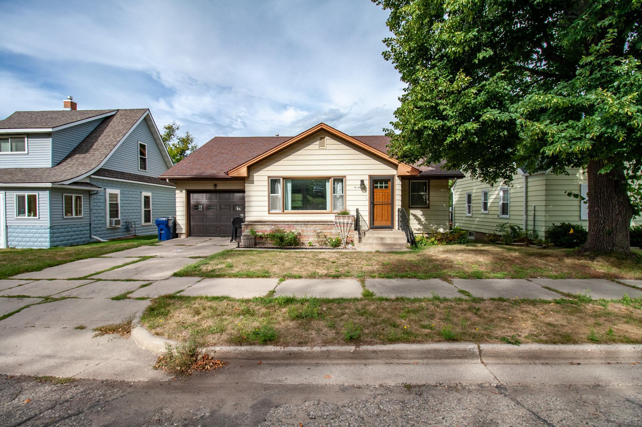 919 N Park St, Fergus Falls, MN 56537