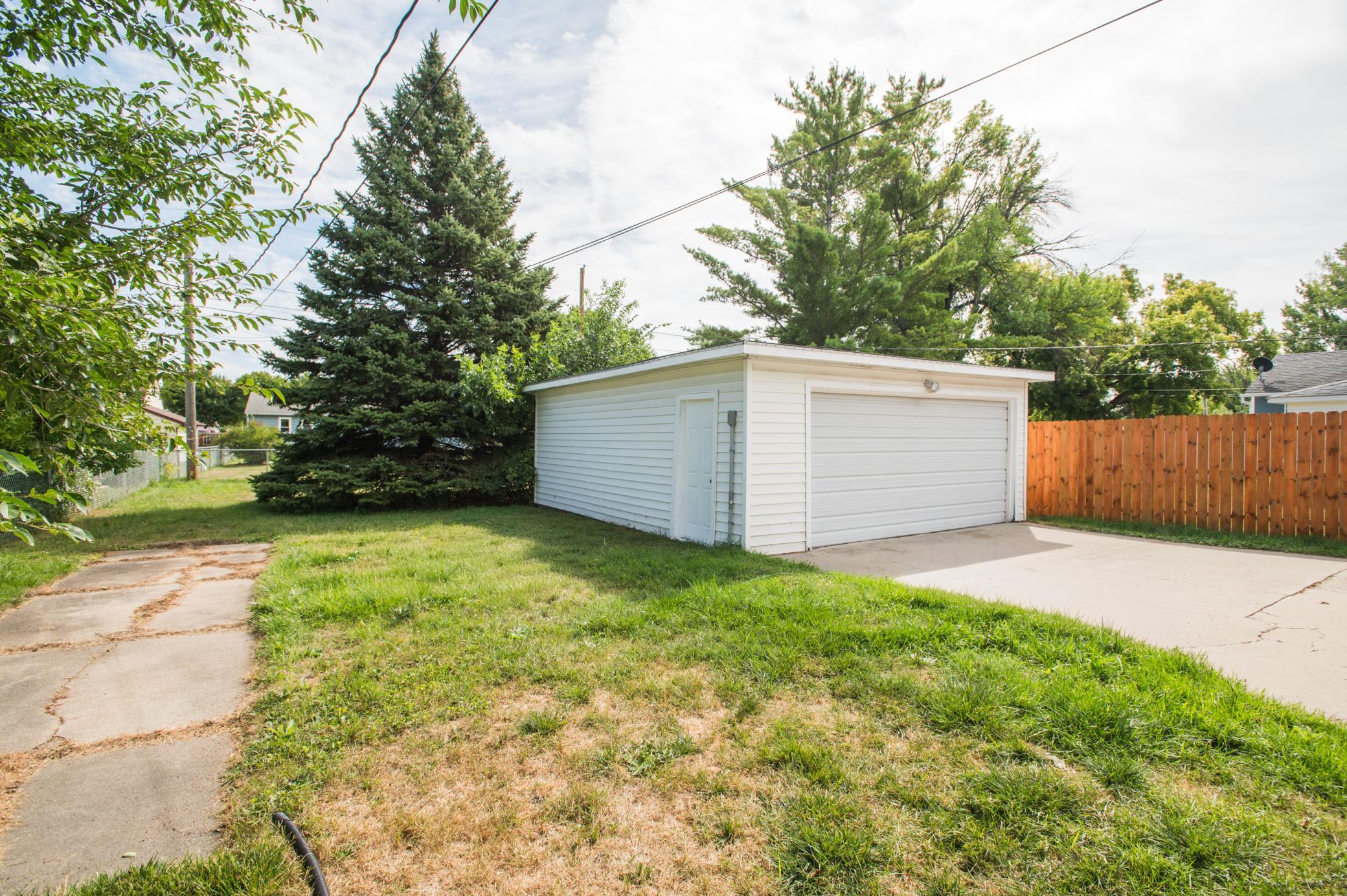 614 16th St N, Moorhead, MN 56560