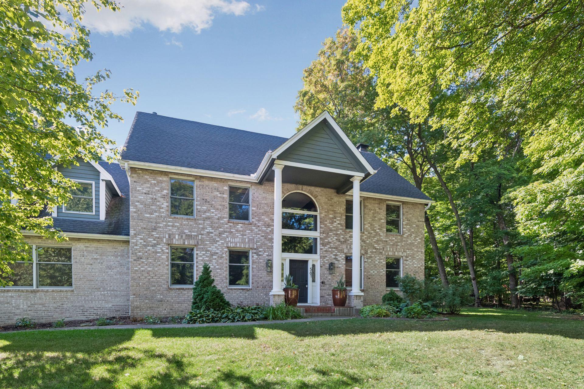 561 Bighorn Dr, Chanhassen, MN 55317