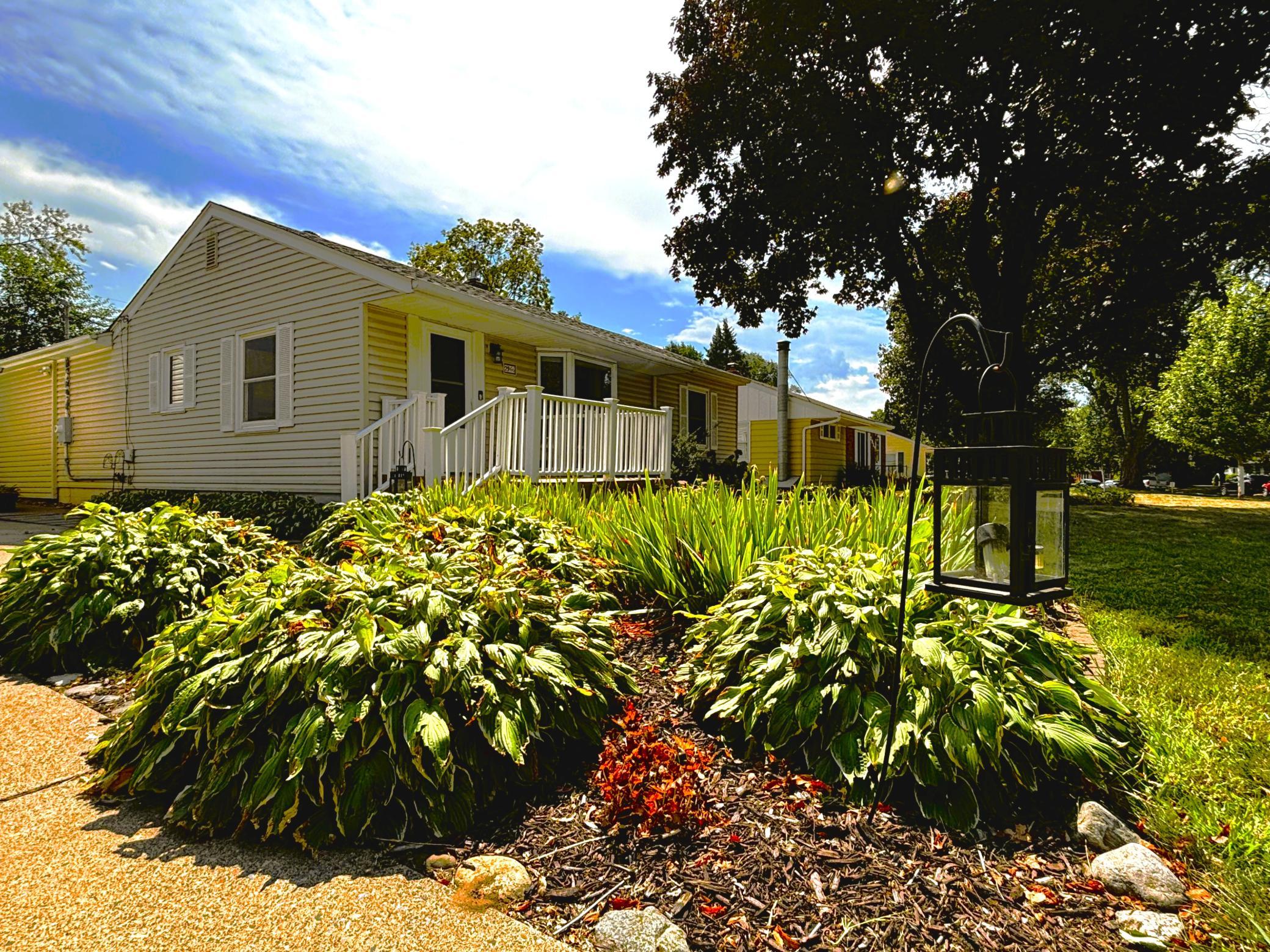 2966 Simpson St, Roseville, MN 55113