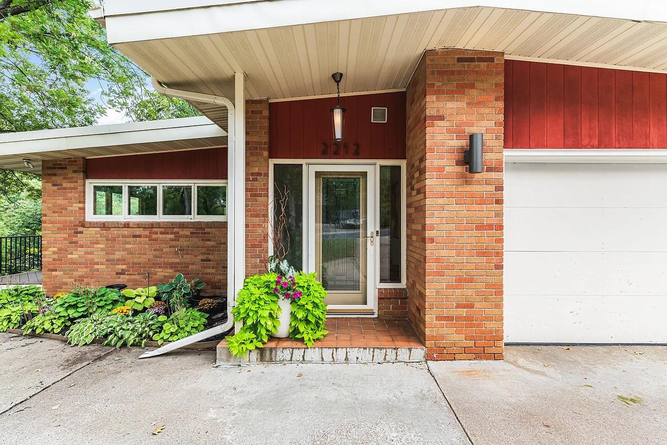 2212 Mary Hills Dr, Golden Valley, MN 55422
