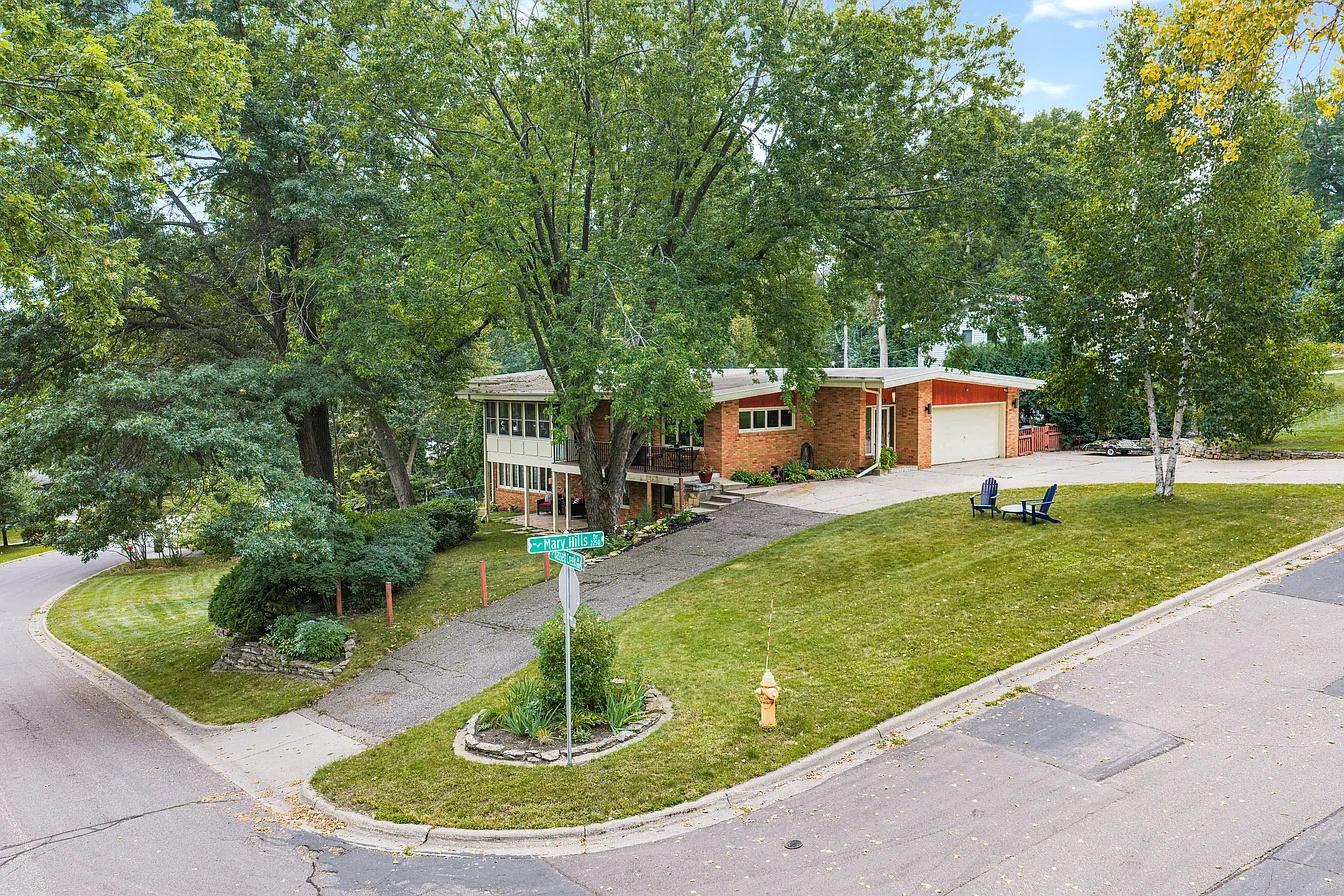 2212 Mary Hills Dr, Golden Valley, MN 55422