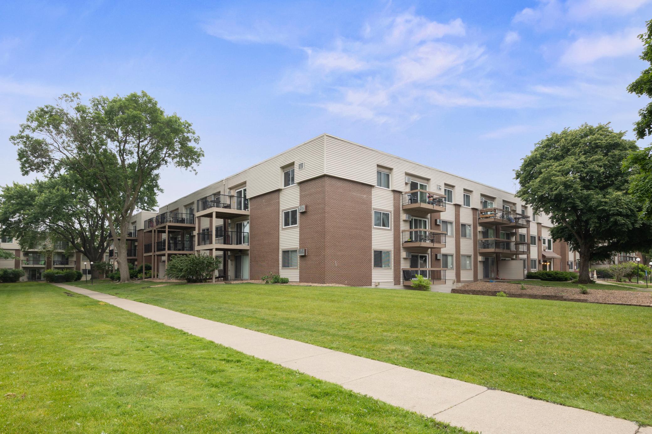 2800 Hillsboro Ave N #214, New Hope, MN 55427