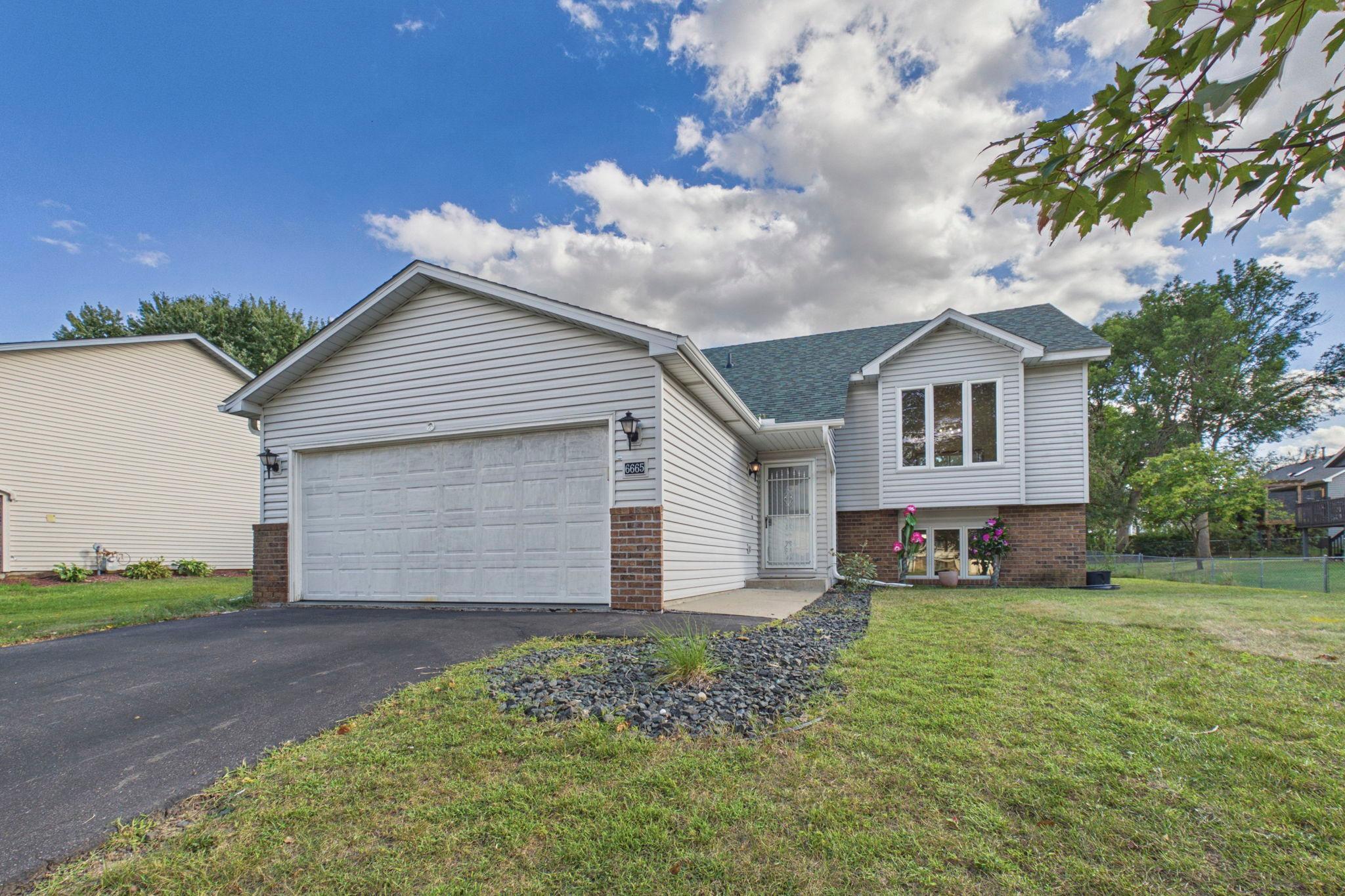 6665 13th Street Ct N, Oakdale, MN 55128